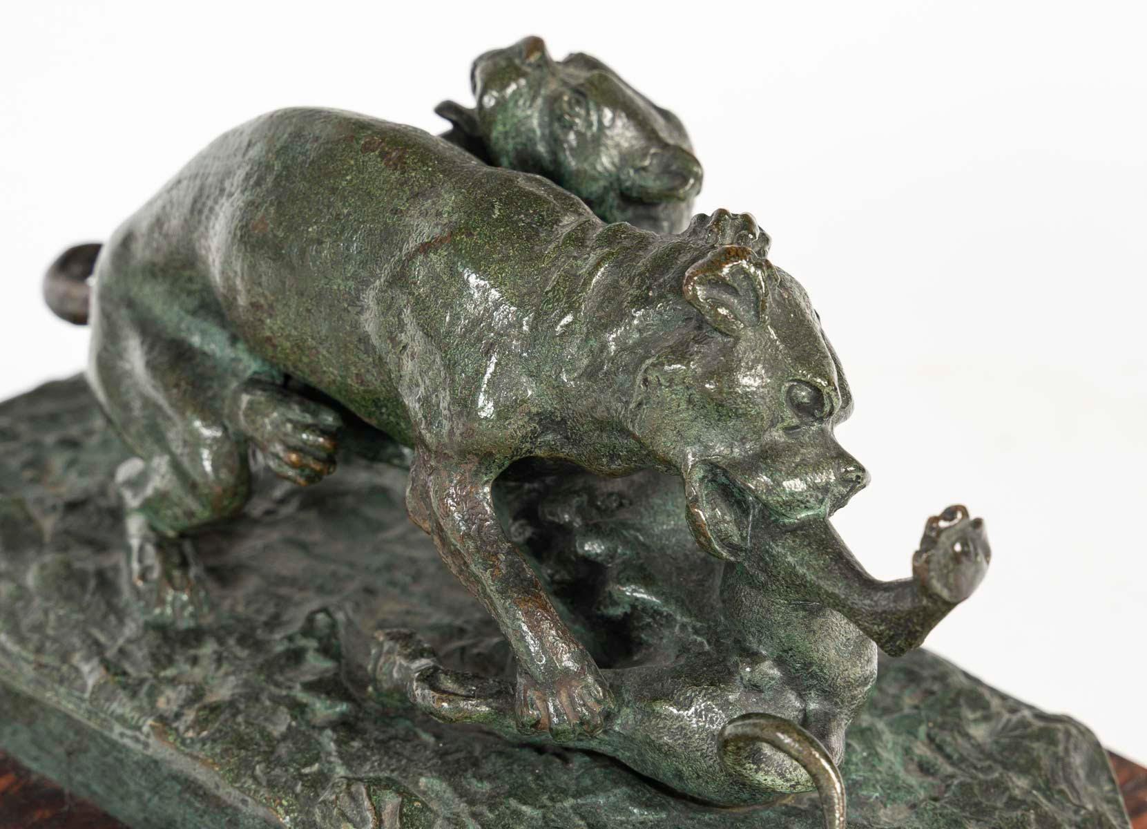 Bronze Sculpture of two Dogs Playing on a Marble Base,  Napoleon II Period. In Good Condition For Sale In Saint-Ouen, FR