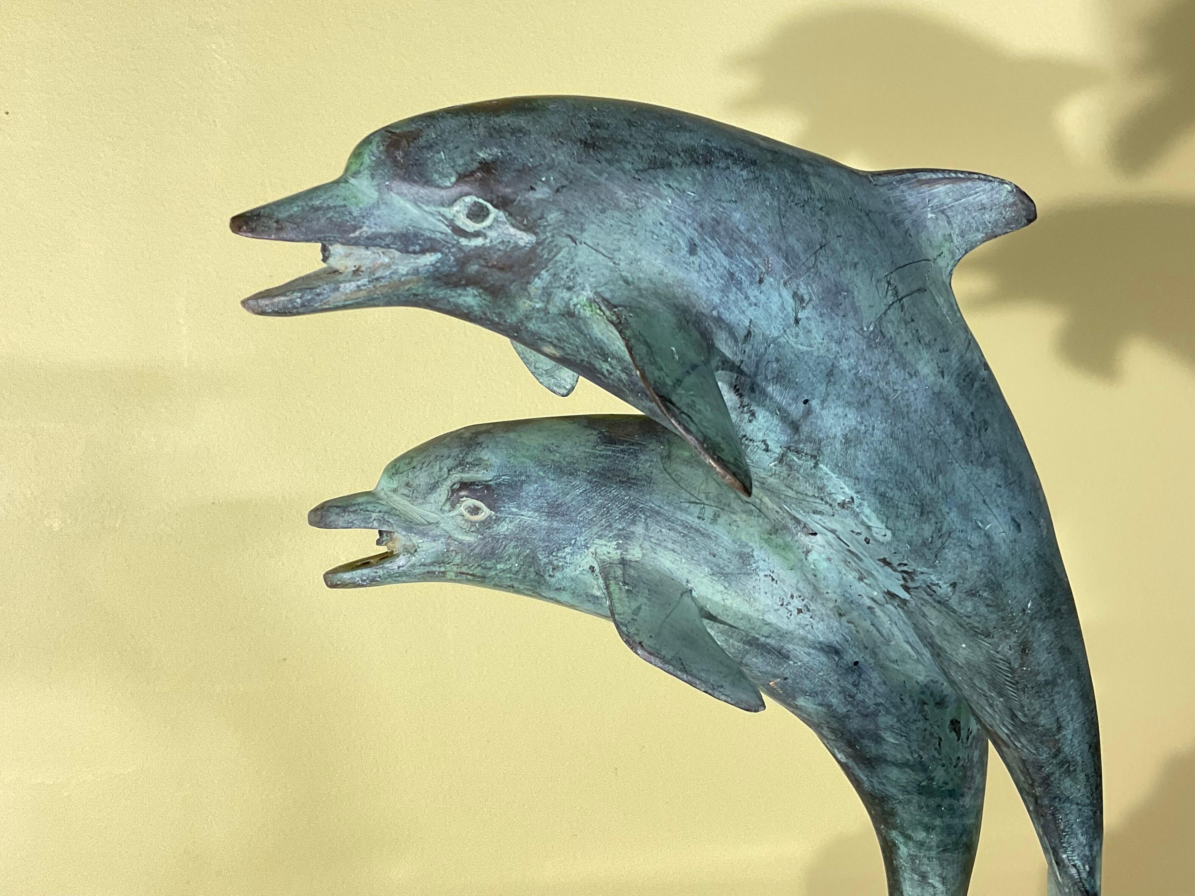 Scultura in bronzo di due delfini in vendita 3
