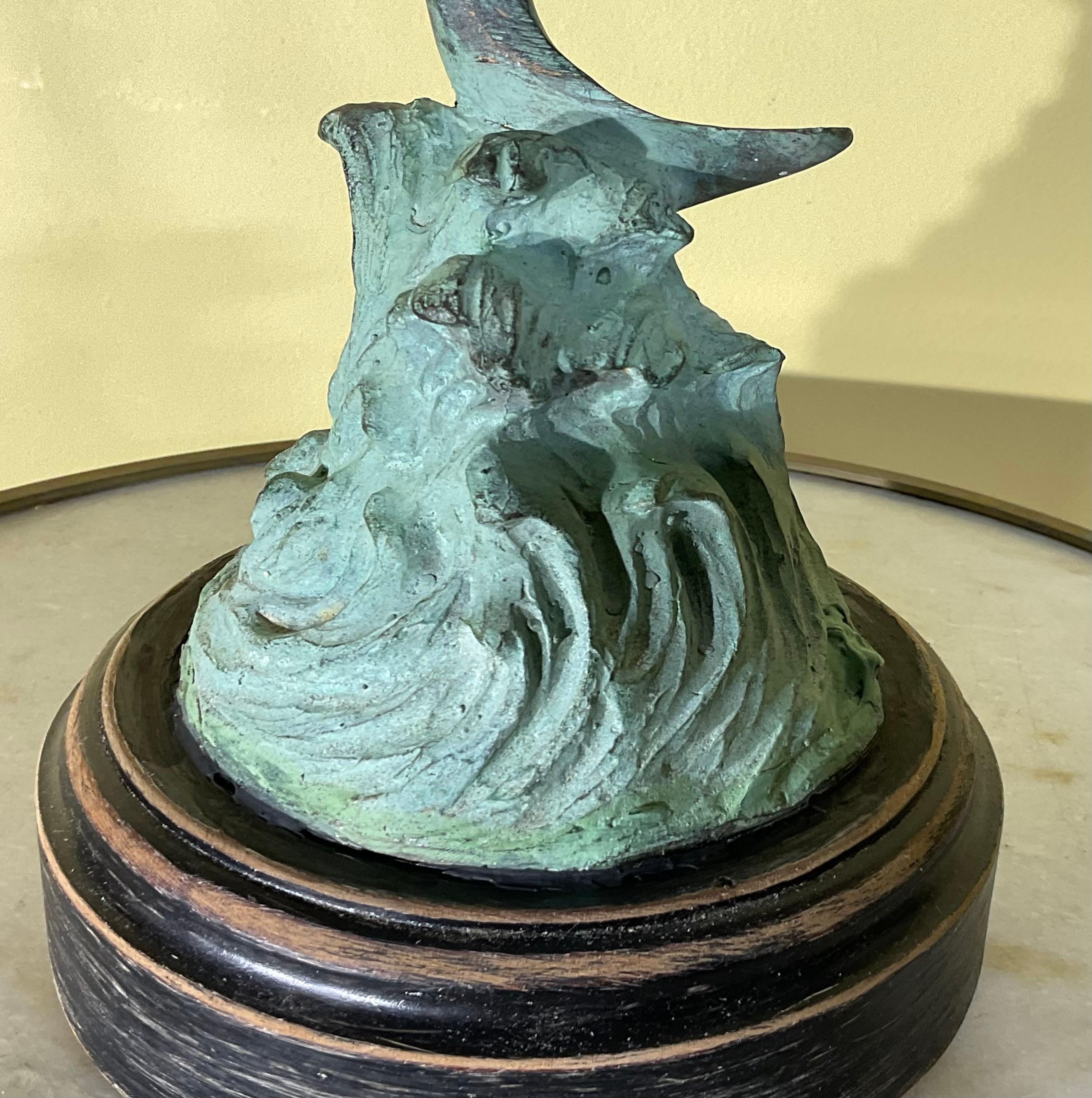 Scultura in bronzo di due delfini in vendita 4