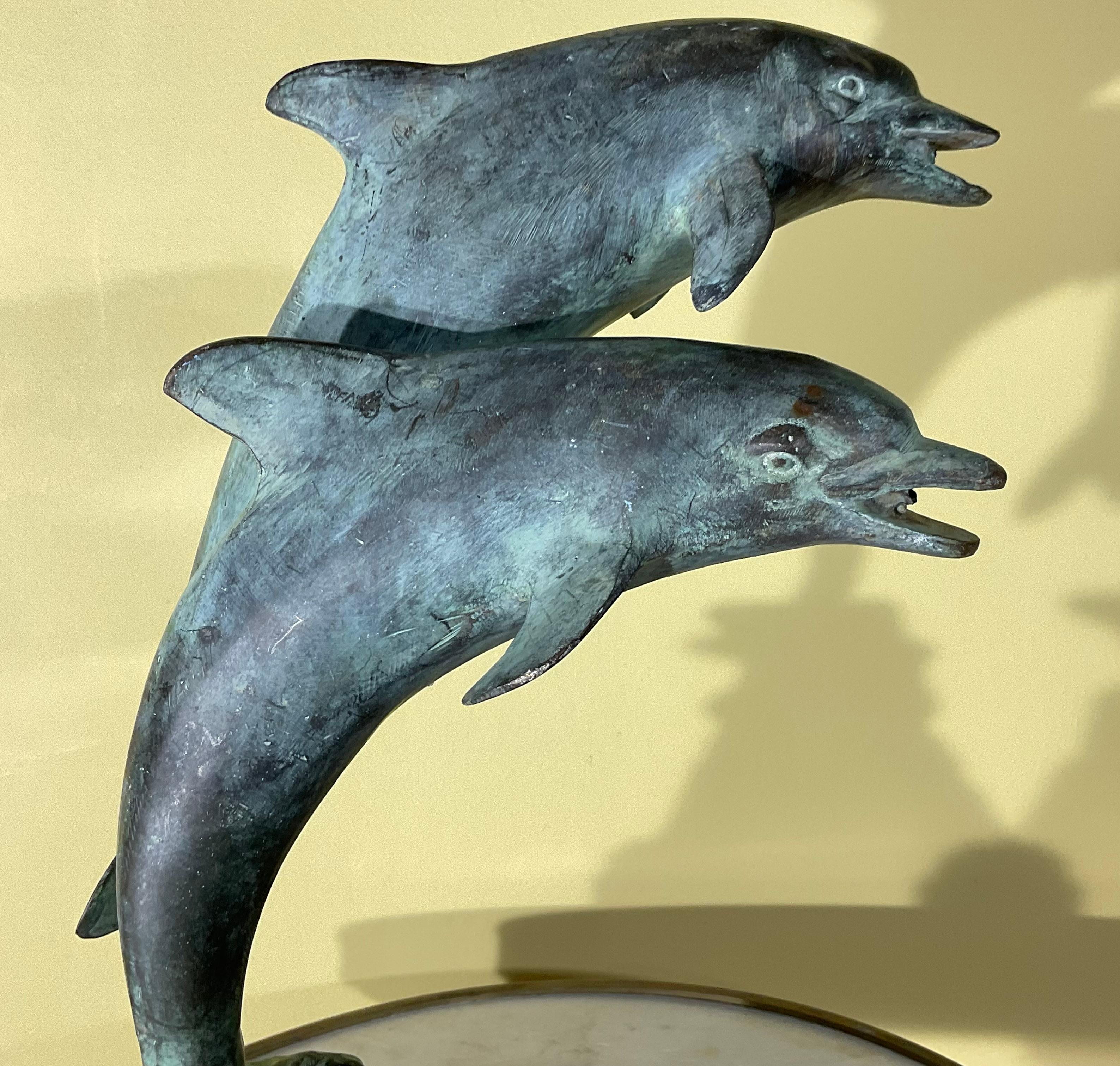 Scultura in bronzo di due delfini in vendita 5
