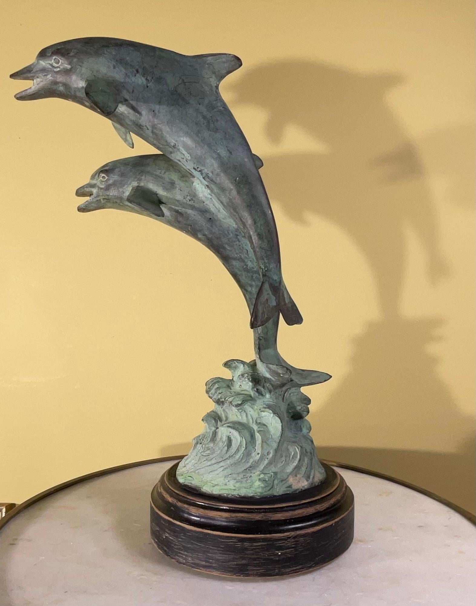 Scultura in bronzo di due delfini in vendita 6
