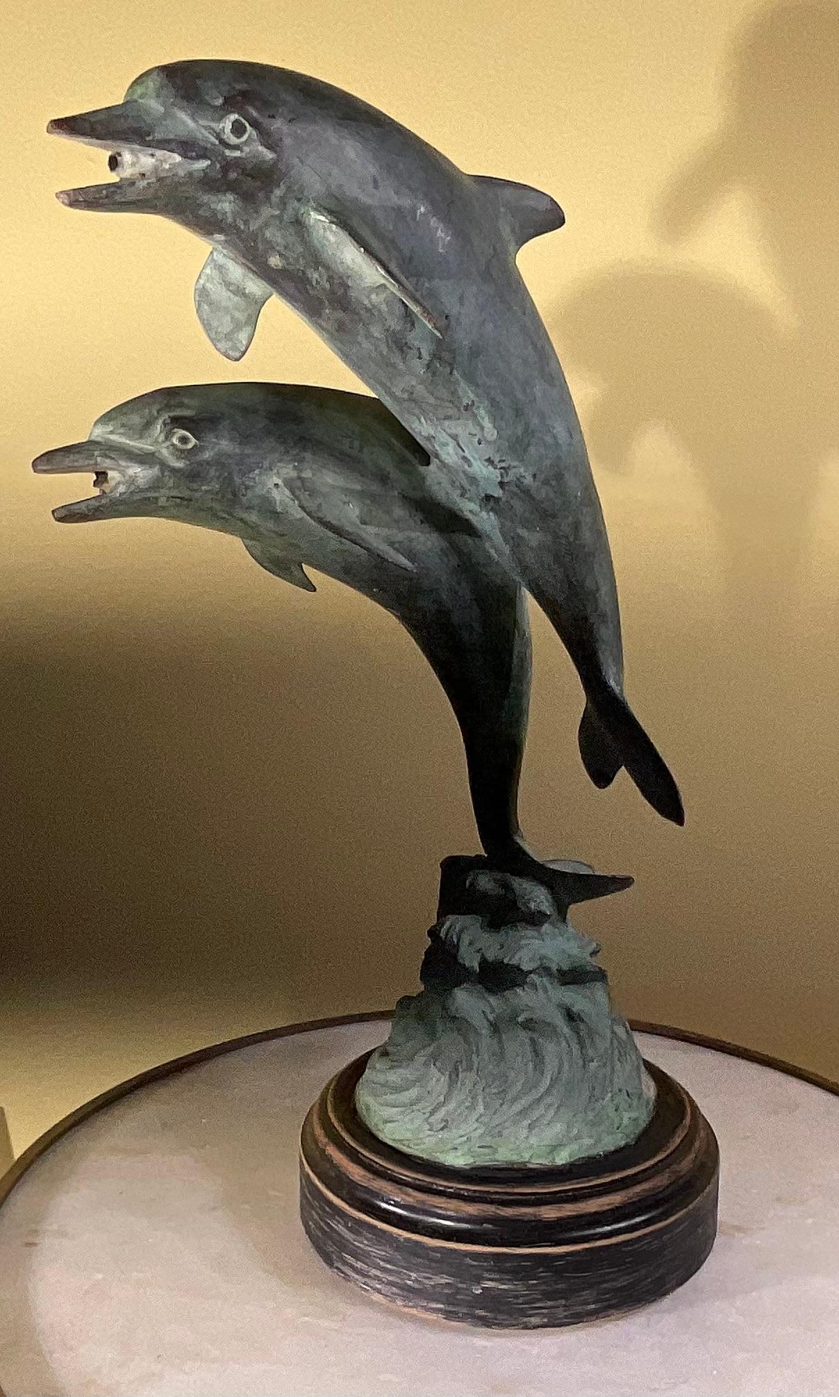 Bellissima scultura in bronzo con due delfini
Si tratta di un elemento che probabilmente un tempo era il centro di una fontana. I delfini sono raffigurati in una posa dinamica, con le loro forme graziosamente intrecciate. La scultura è montata su