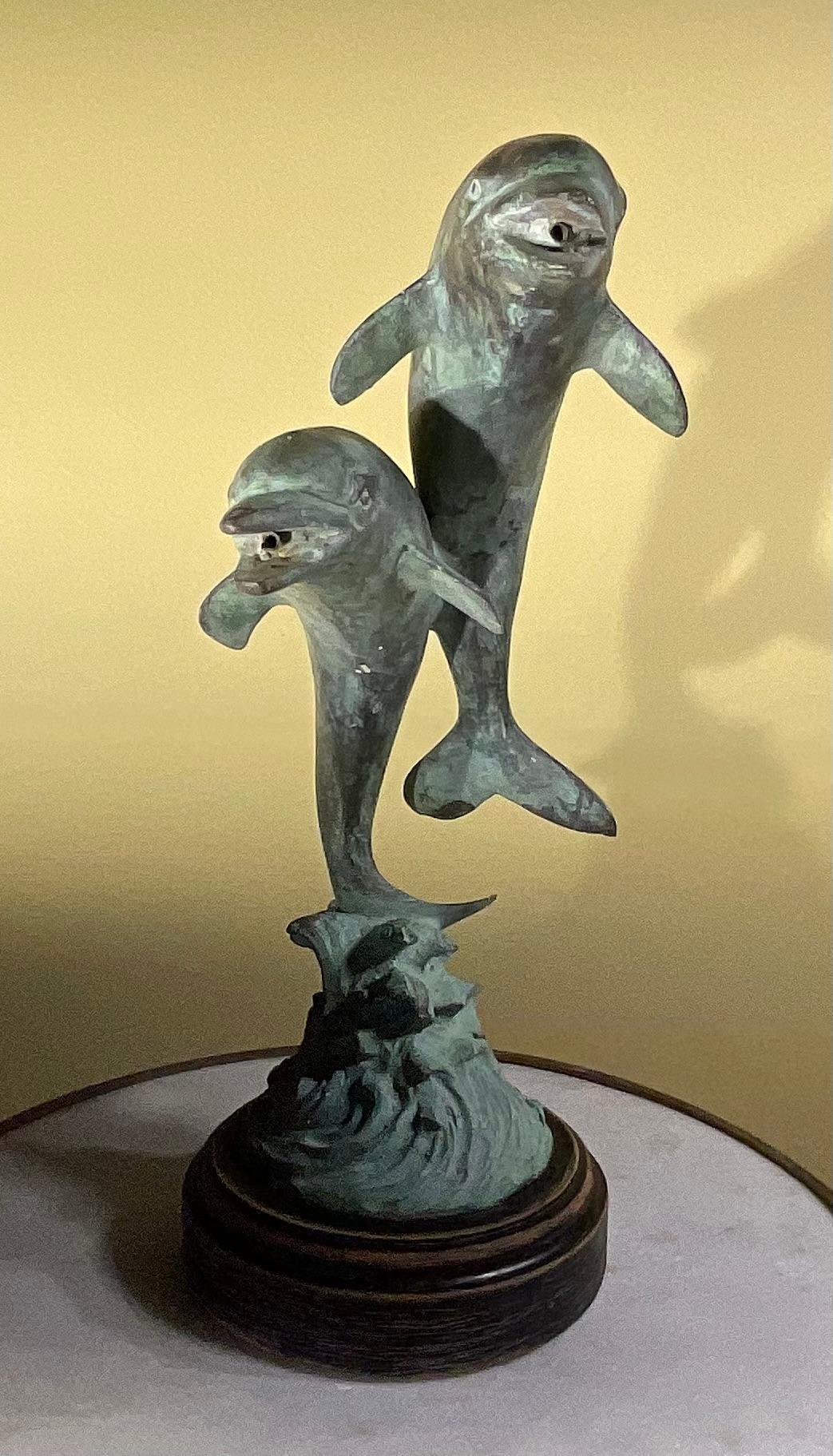 Americano Scultura in bronzo di due delfini in vendita