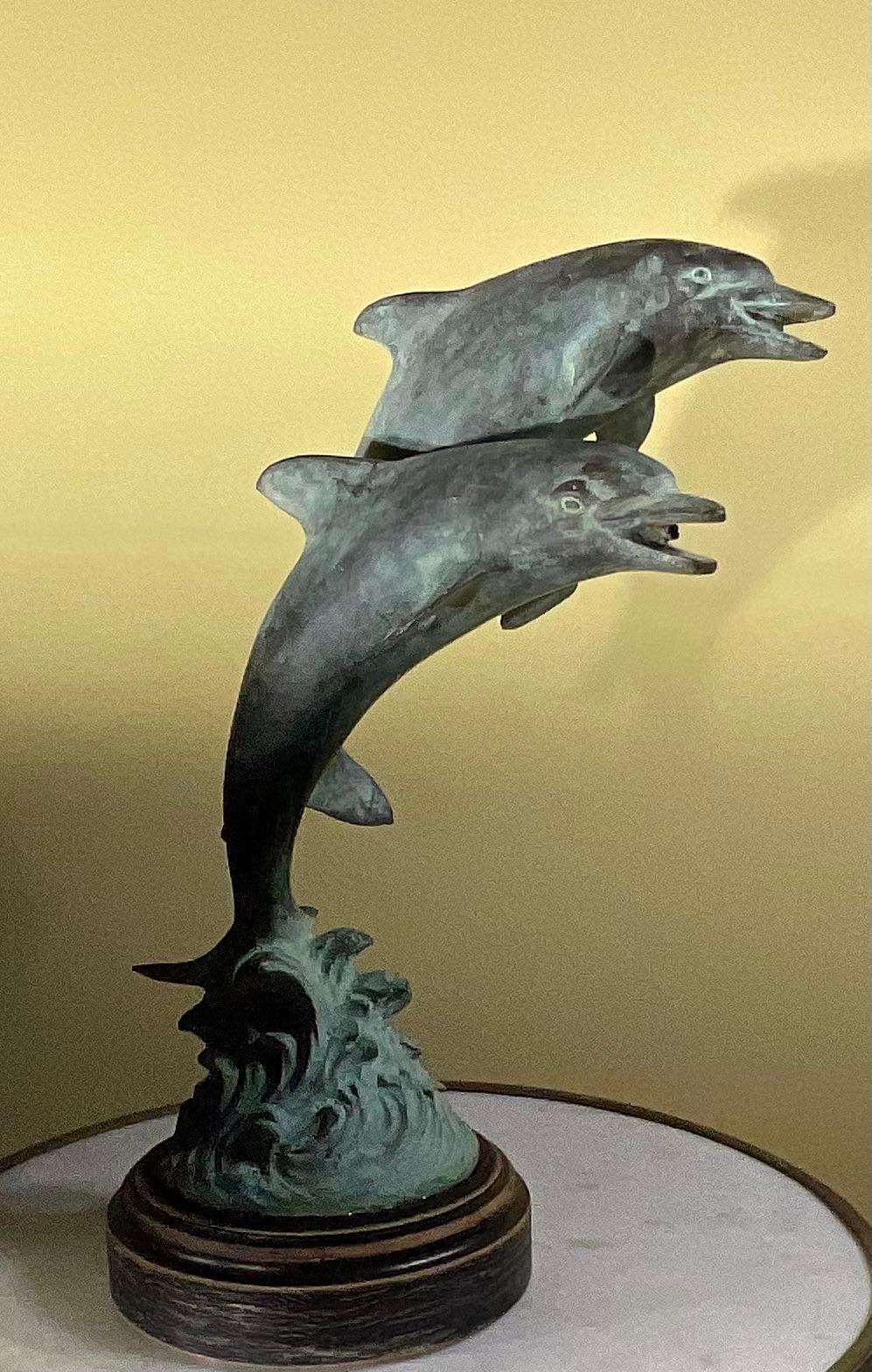 Calco Scultura in bronzo di due delfini in vendita