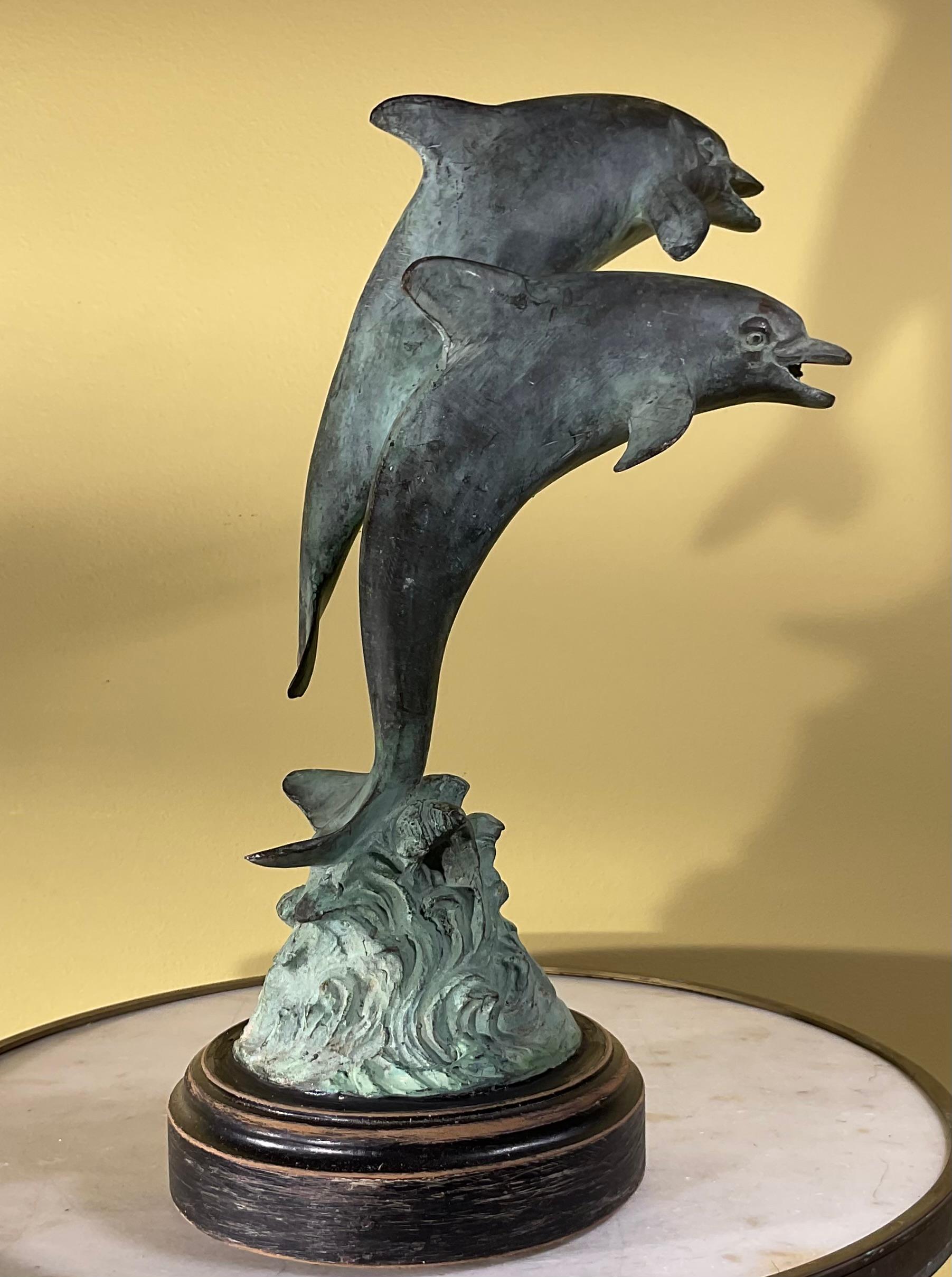XX secolo Scultura in bronzo di due delfini in vendita