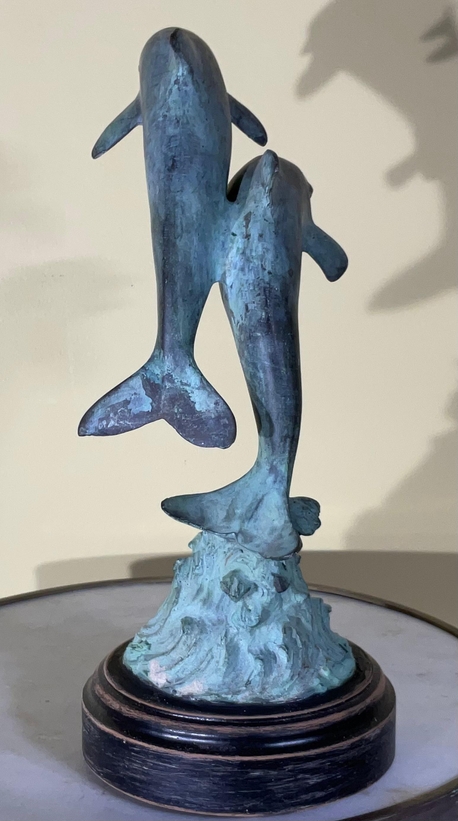 Bronzo Scultura in bronzo di due delfini in vendita