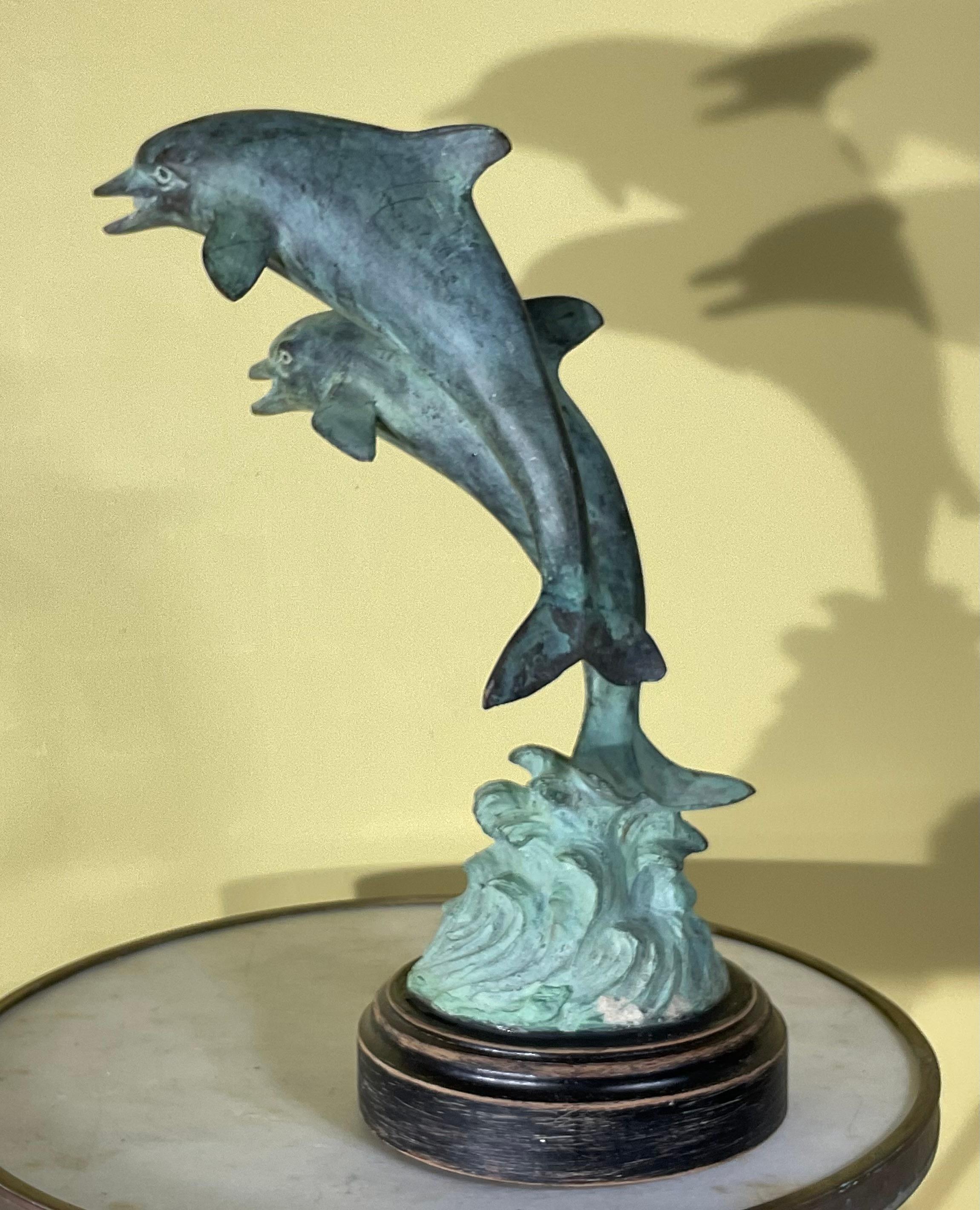 Scultura in bronzo di due delfini in vendita 1
