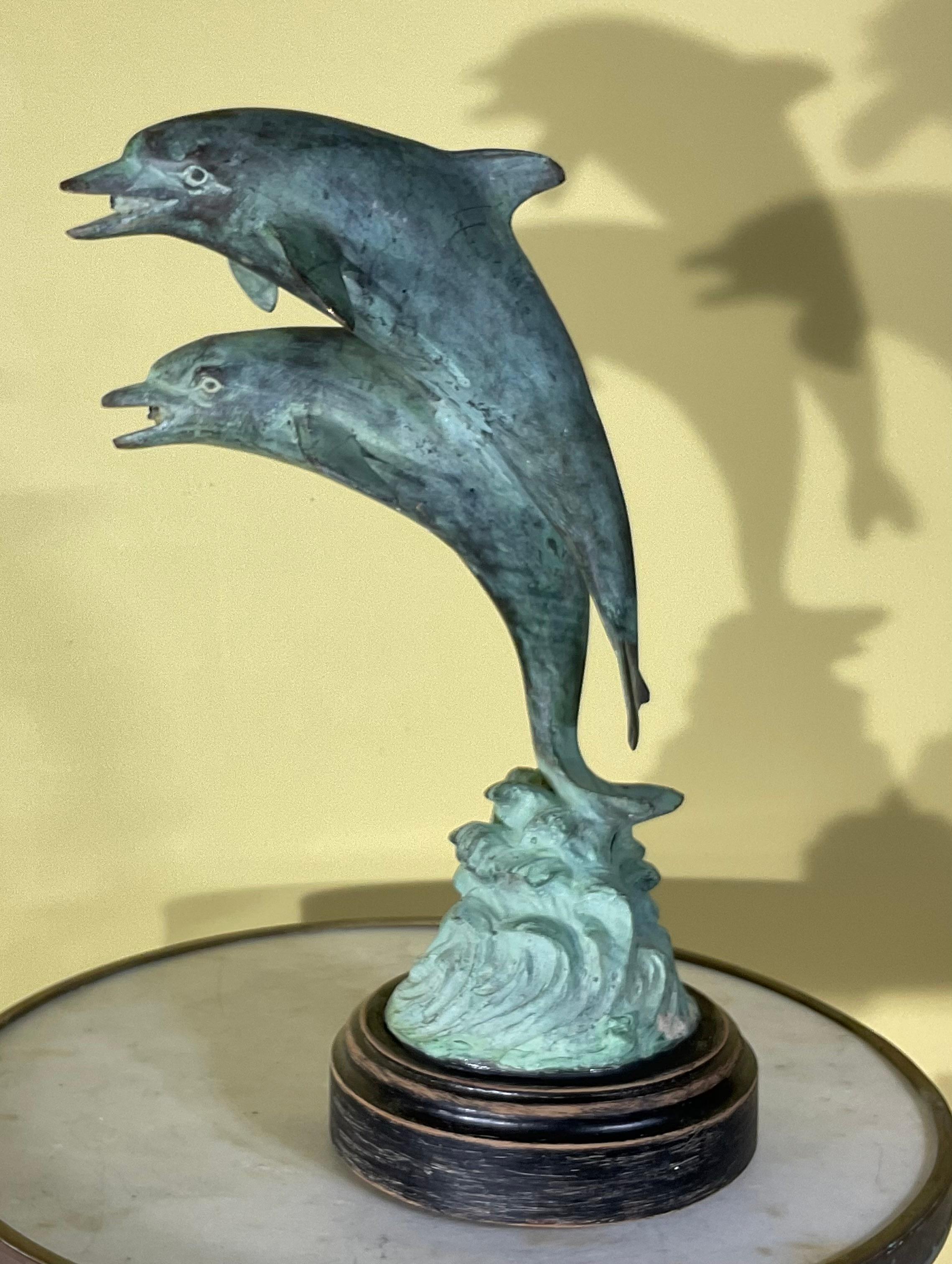 Scultura in bronzo di due delfini in vendita 2