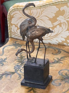 Scultura in bronzo di due fenicotteri in piedi su un basamento a gradini, firmata Franz Maz