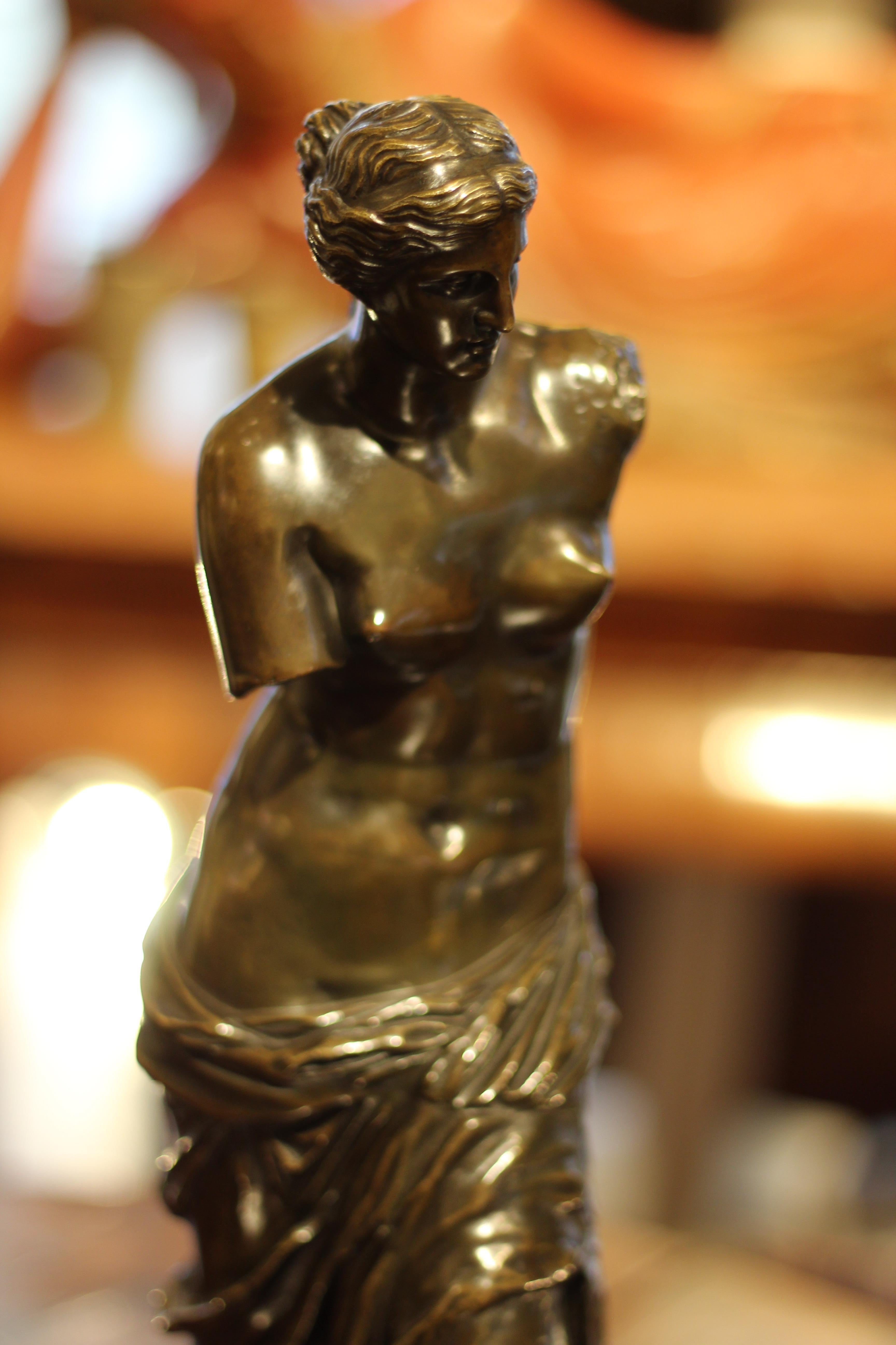 Bronzeskulptur einer Venus aus Bronze auf einem Sockel aus Terrakotta-Marmor (Frühes 20. Jahrhundert) im Angebot