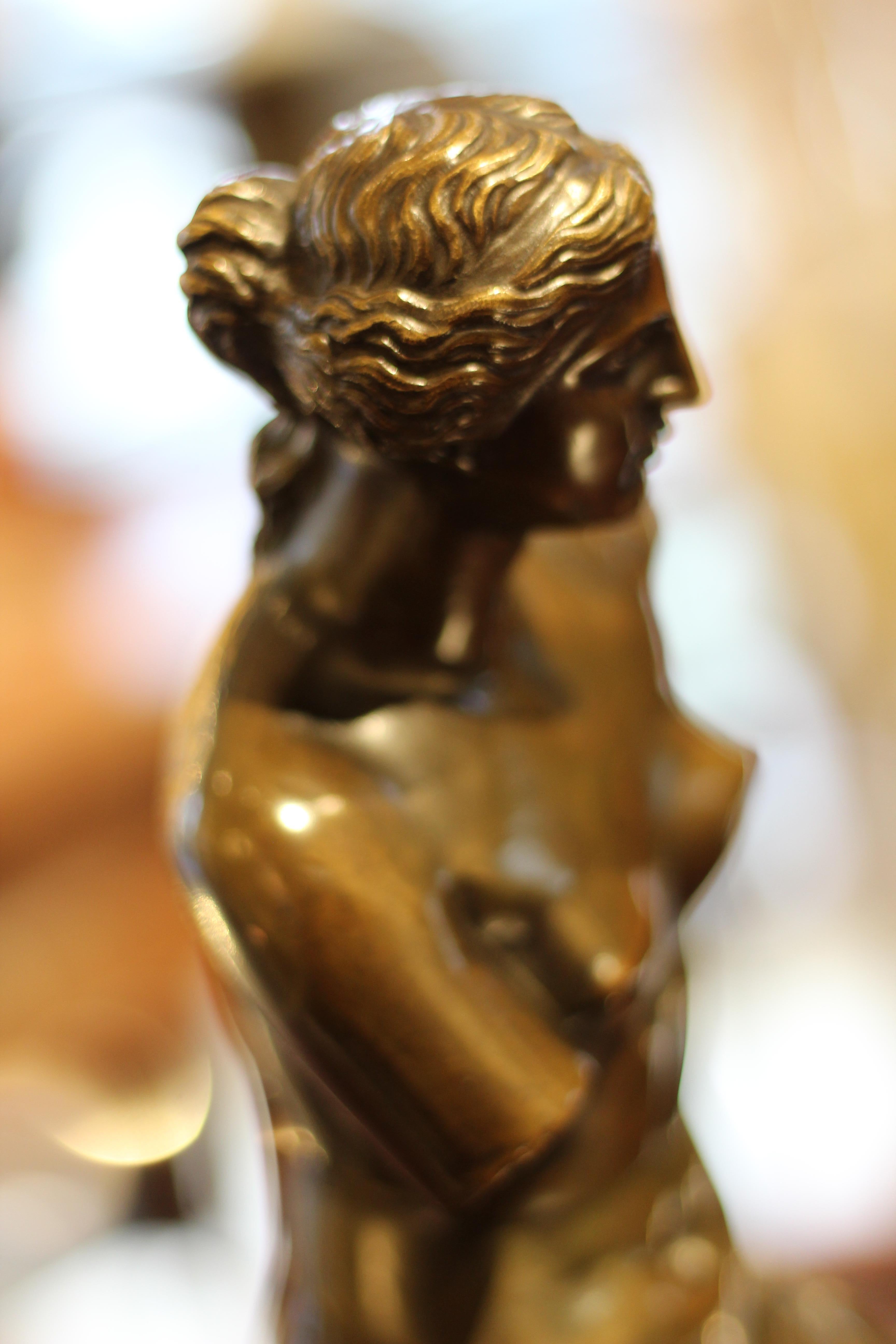 Bronzeskulptur einer Venus aus Bronze auf einem Sockel aus Terrakotta-Marmor im Angebot 1