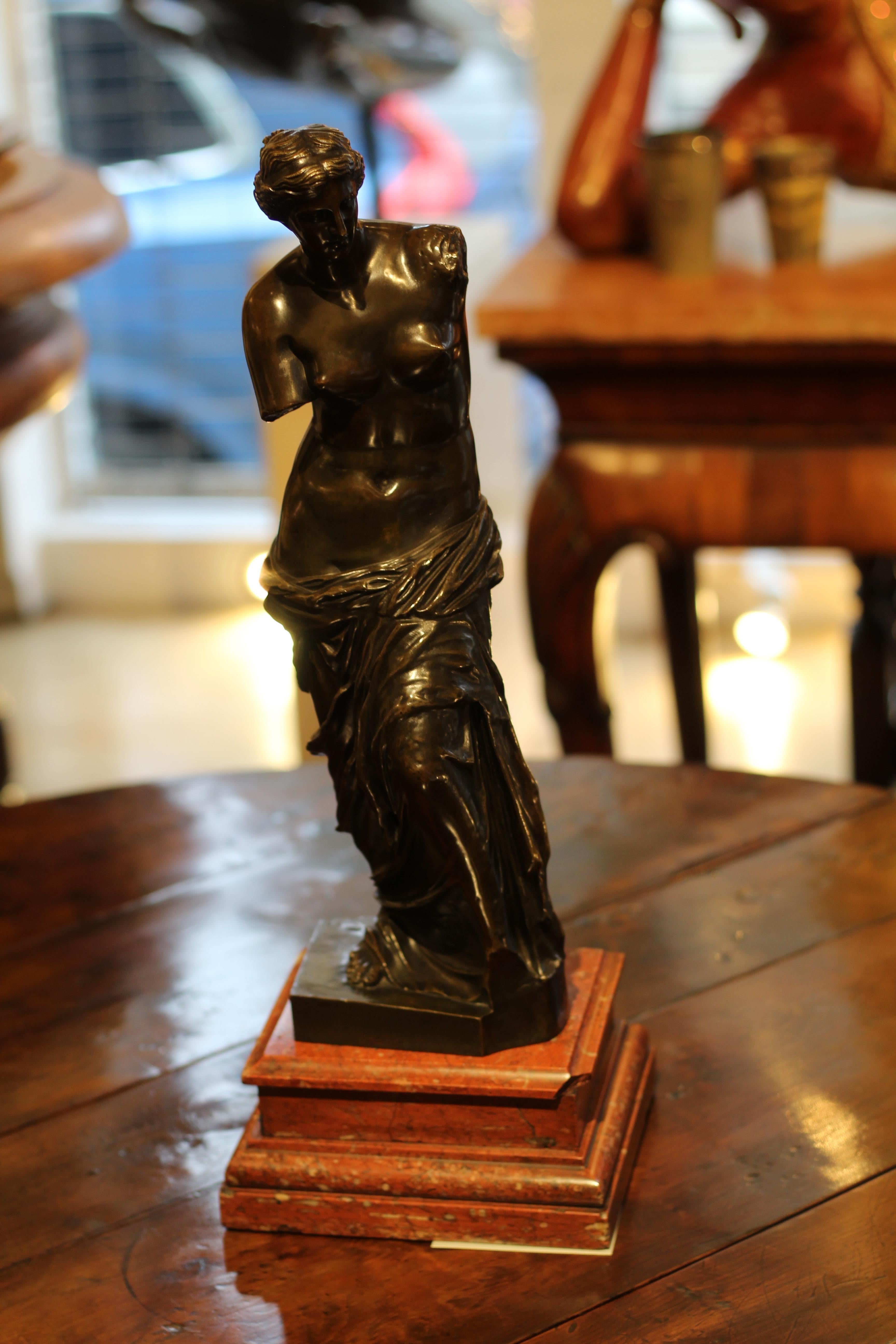 Scultura in bronzo di Venere su base in marmo di terracotta in vendita 2