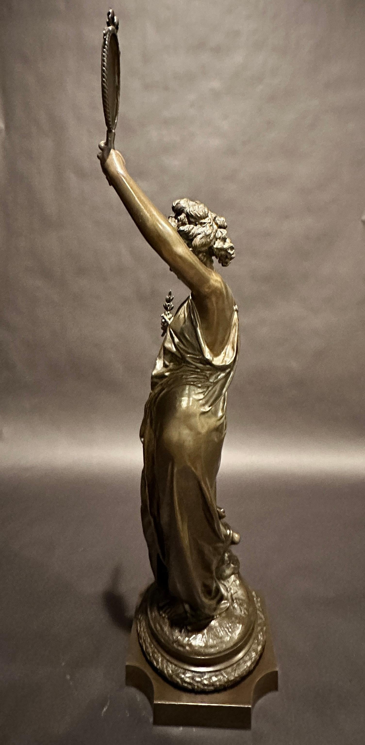 Scultura originale in bronzo del XIX secolo di una donna che tiene uno specchio e un ramo d'ulivo con i capelli legati. 