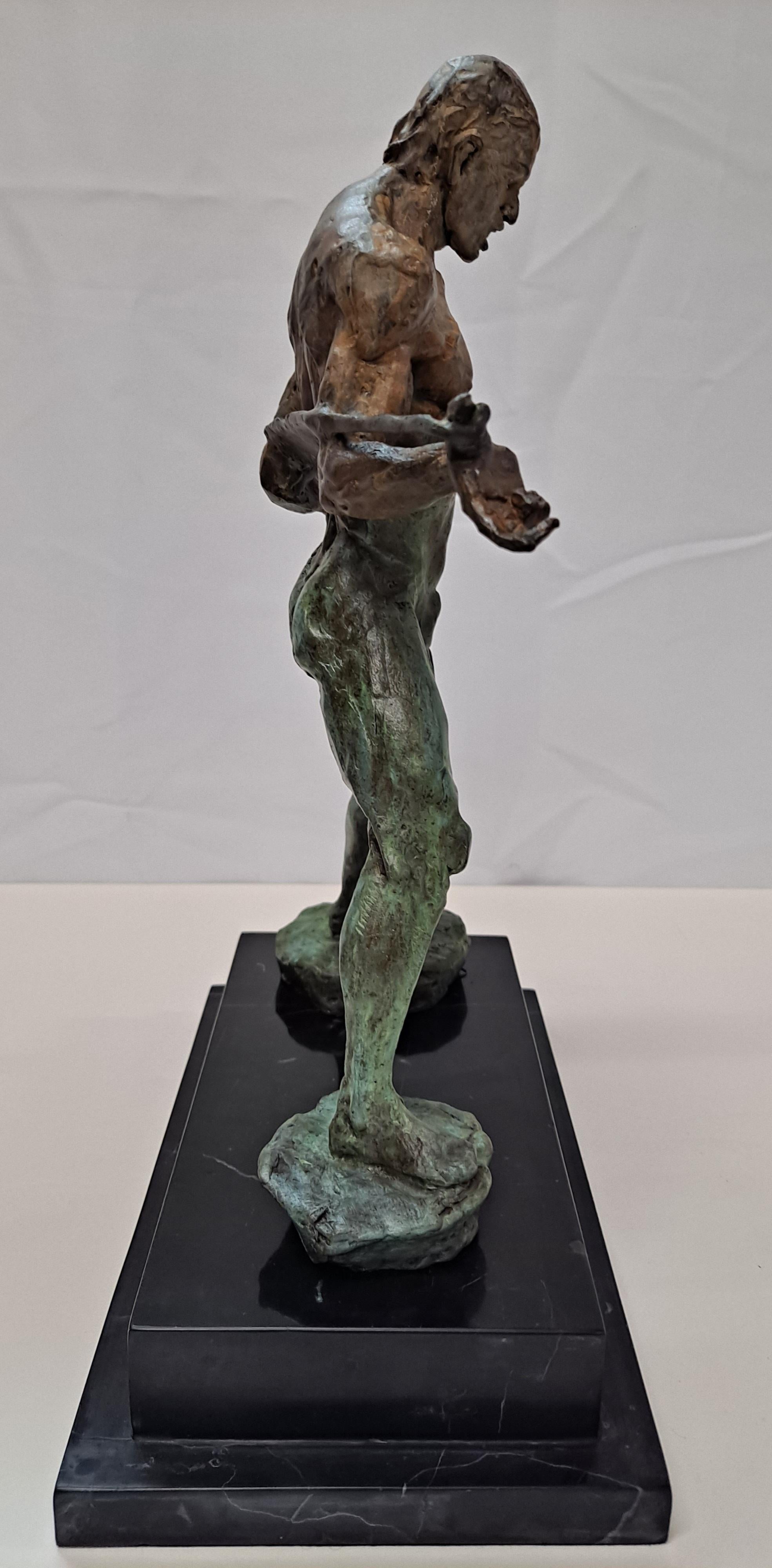 20ième siècle Sculpture en bronze d'un lutteur signée « Fisher » avec base en marbre en vente