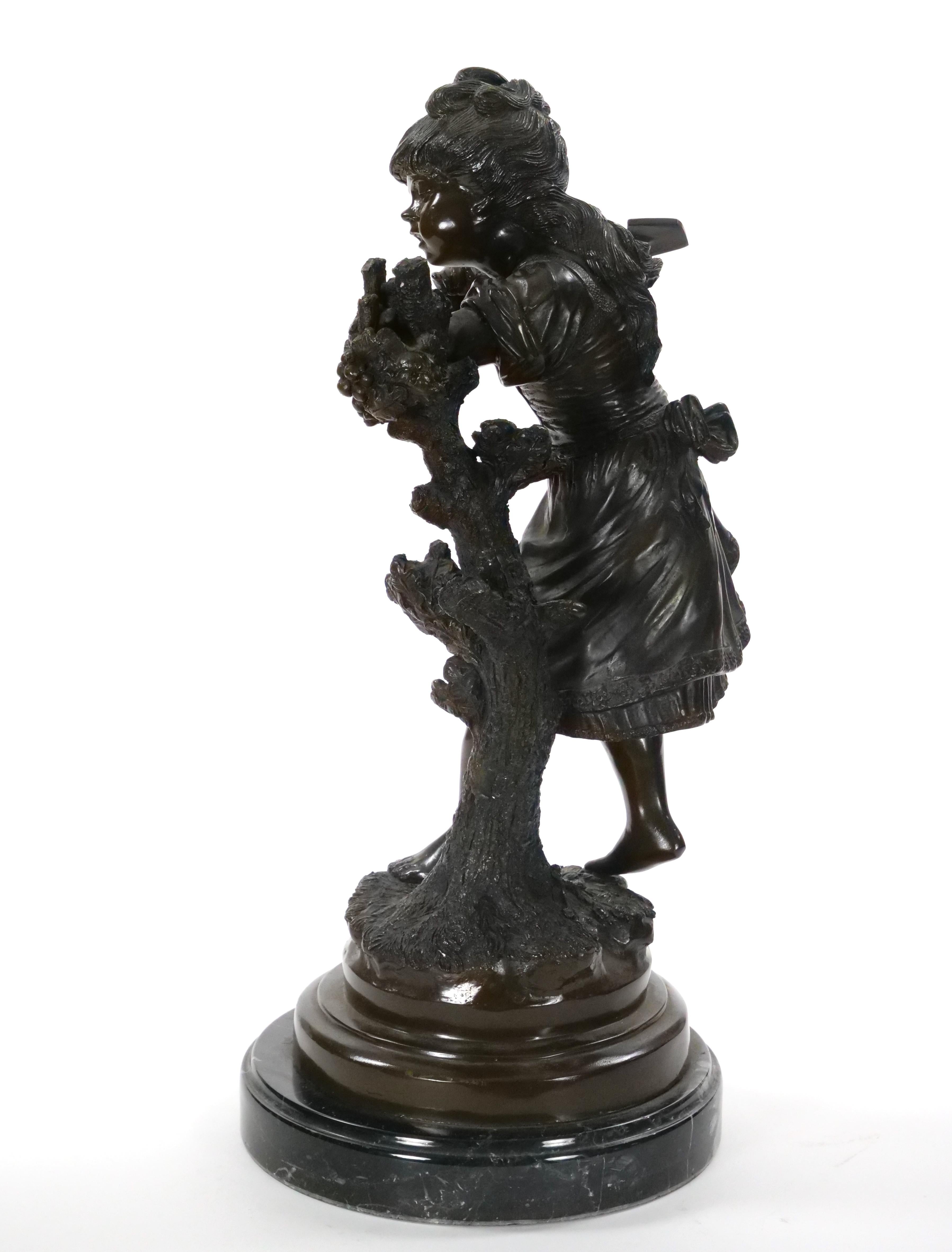 Presentiamo una bellissima scultura in bronzo della metà del XIX secolo del famoso artista Auguste Moreau, raffigurante una giovane ragazza che tiene un uccello in una mano e una pala nell'altra. Questo pezzo affascinante e dettagliato cattura