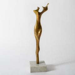 Bronze-Skulptur auf einem Marmorsockel