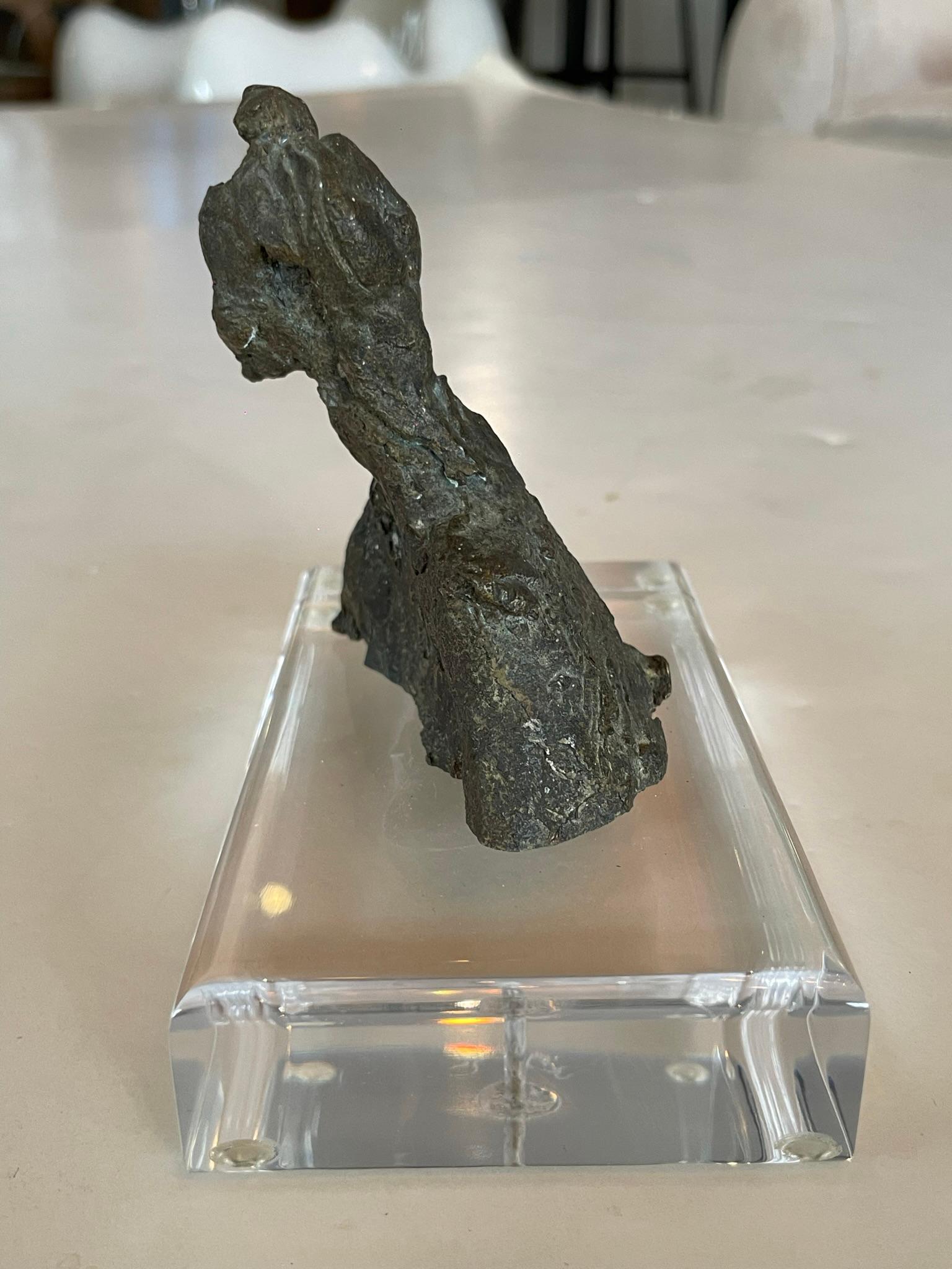 Bronze-Skulptur auf Lucite-Sockel. Frankreich, 1940er Jahre im Zustand „Gut“ im Angebot in Los Angeles, CA