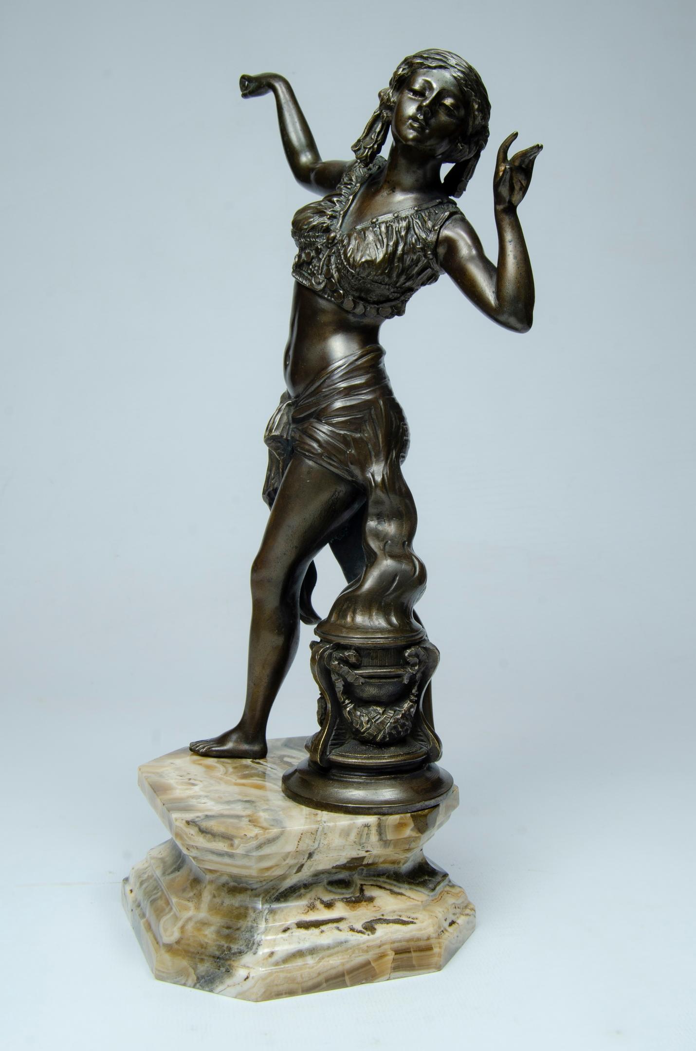 Bronze sculpture Orientalist Dancer
Artist Fatori origin Italy
circa 1920 orientalism style
signed in the flame
onyx marble base
perfect condition.