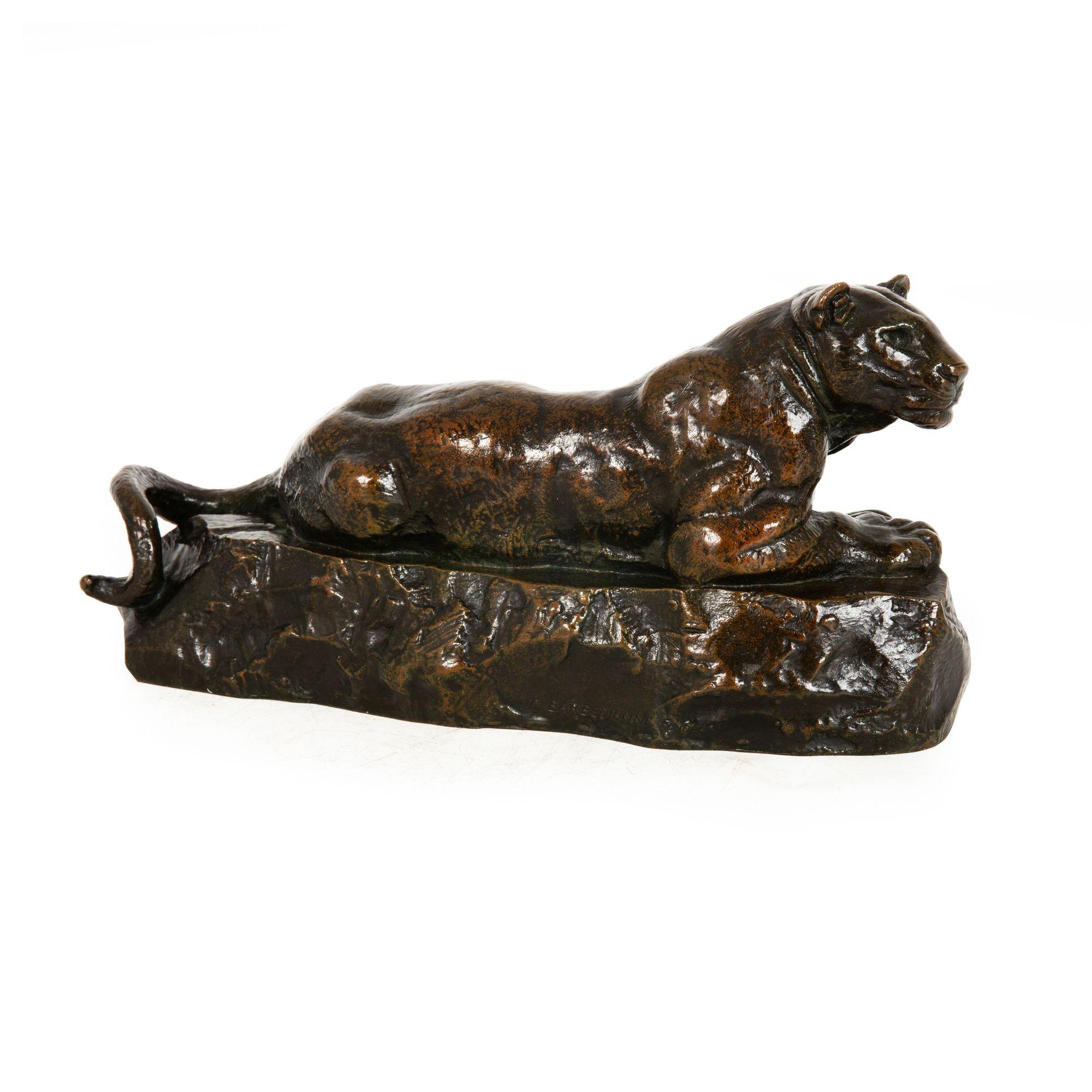 Un calco postumo estremamente raffinato della Pantera di Barye della Tunisia n. 2 eseguito dalla fonderia di Ferdinand Barbedienne, questo pezzo conserva la setosa patinatura originale marrone screziata quasi traslucida con complessi toni