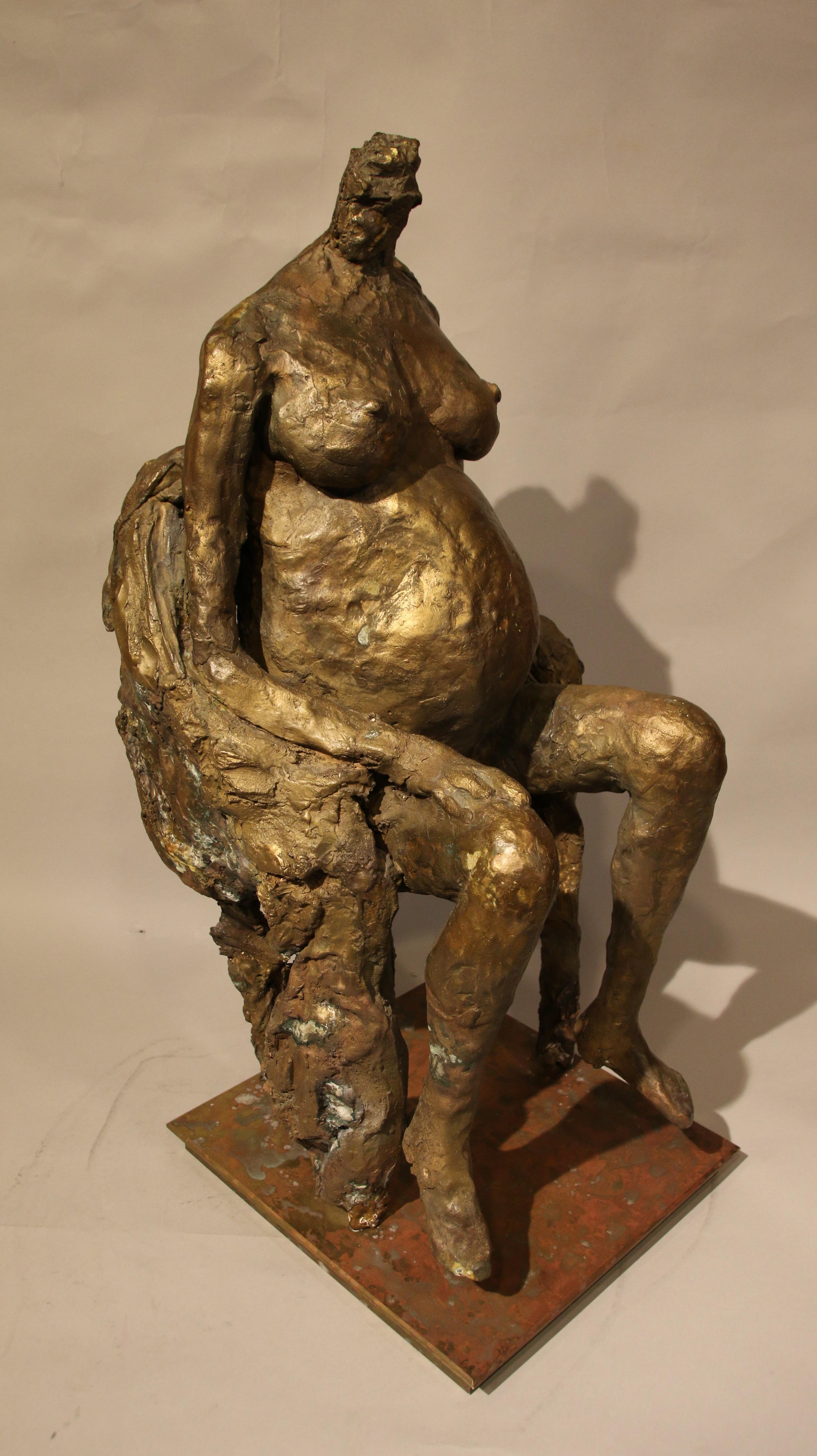 Patiné Sculpture en bronze «gnante femme assise » de Karen Finkelstein en vente