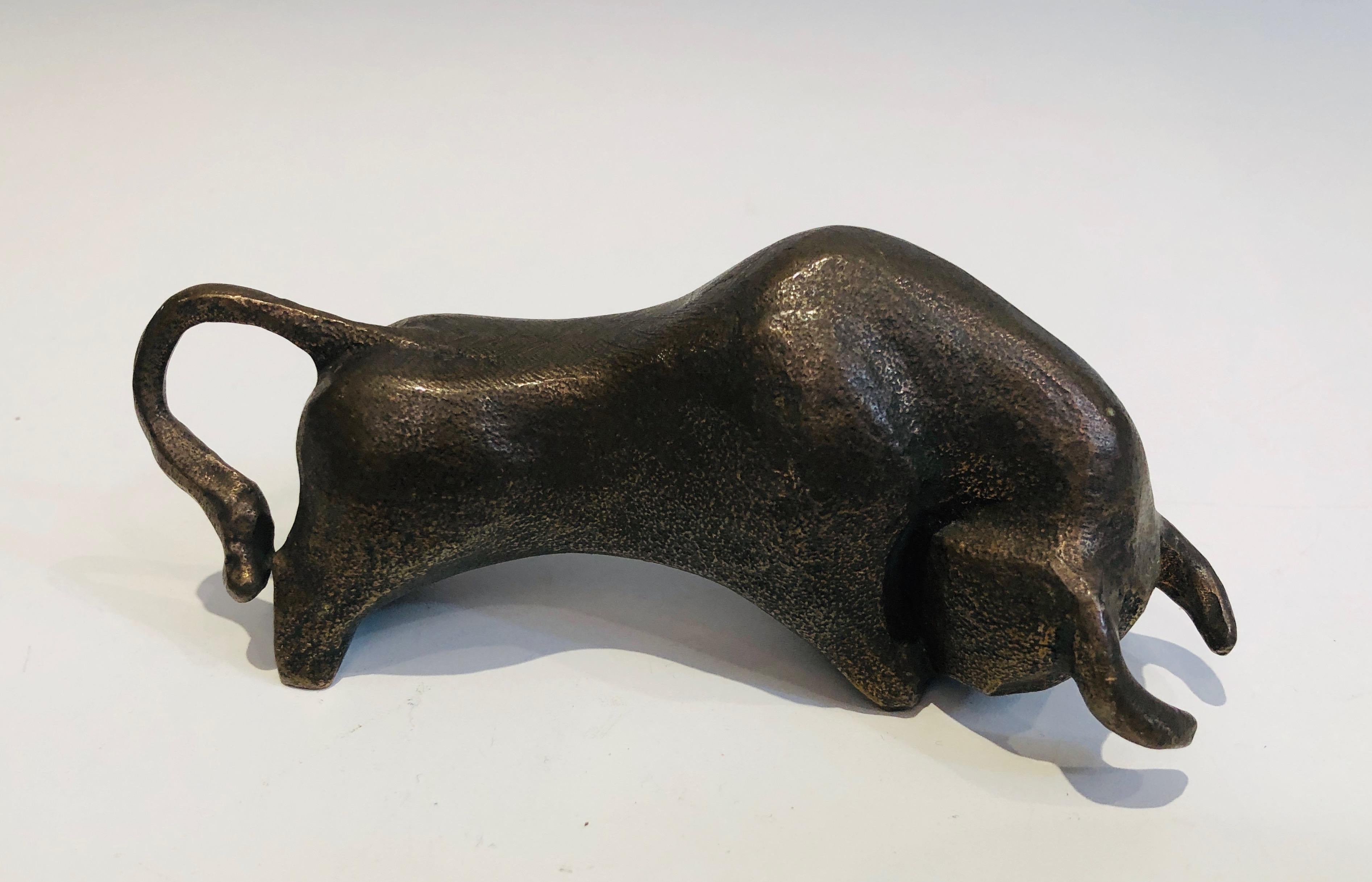 This sculpture representing a bull is made of bronze. This is a French work. Circa 1950.