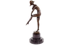Sculpture en bronze représentant une danseuse en costume d'Arlequin, de style Art déco