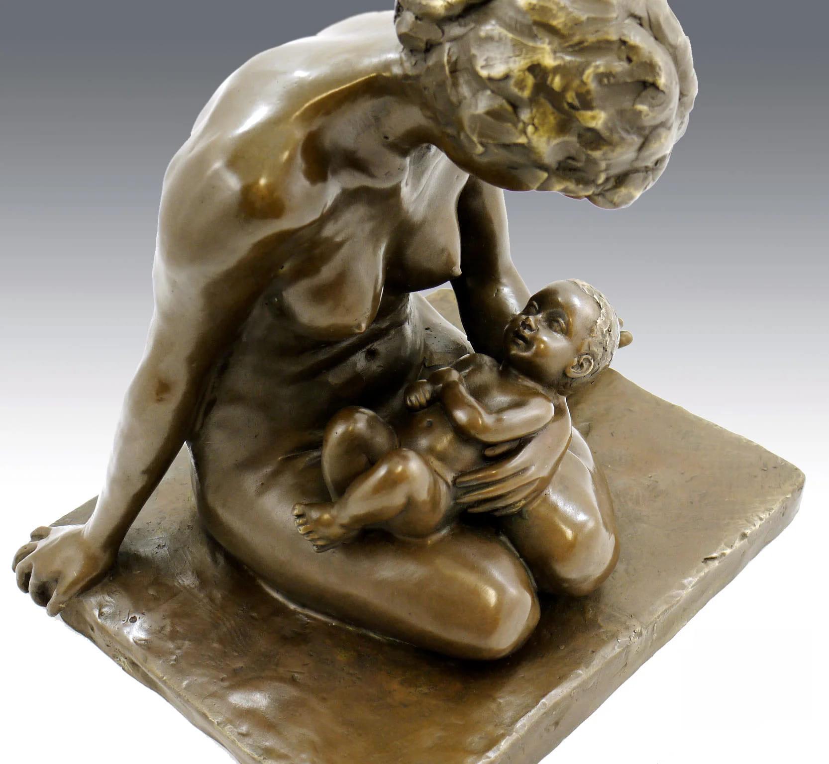 Bronzeskulptur, die eine Mutter mit Kind darstellt (Französisch) im Angebot