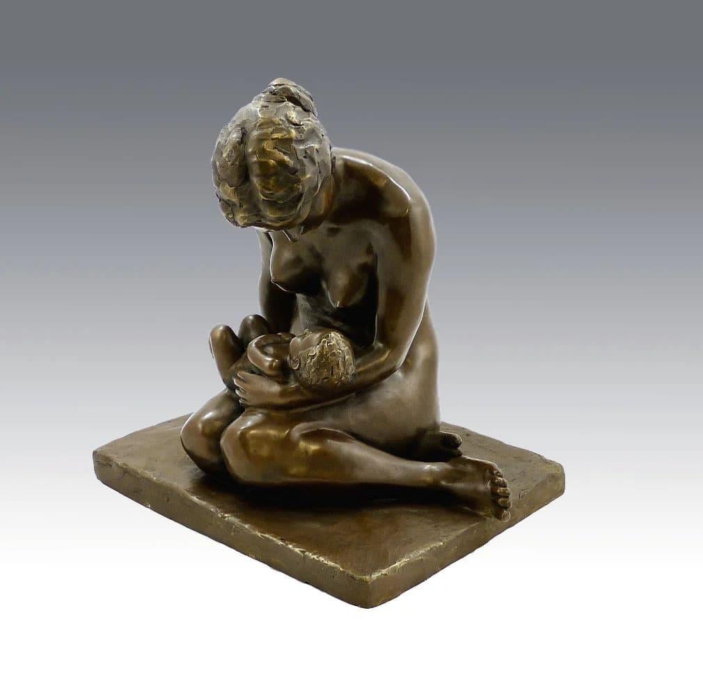 Bronzeskulptur, die eine Mutter mit Kind darstellt (Patiniert) im Angebot