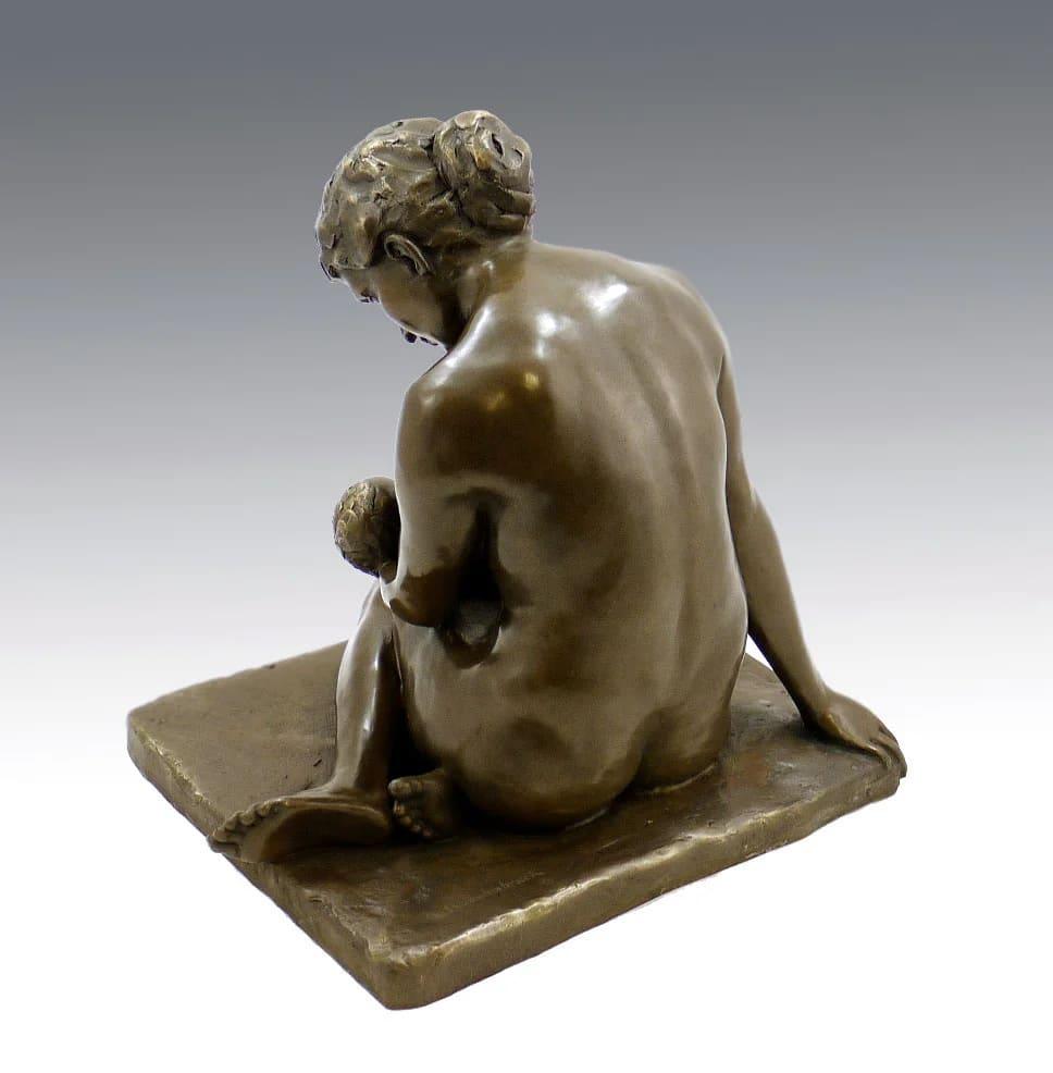 Bronzeskulptur, die eine Mutter mit Kind darstellt (20. Jahrhundert) im Angebot