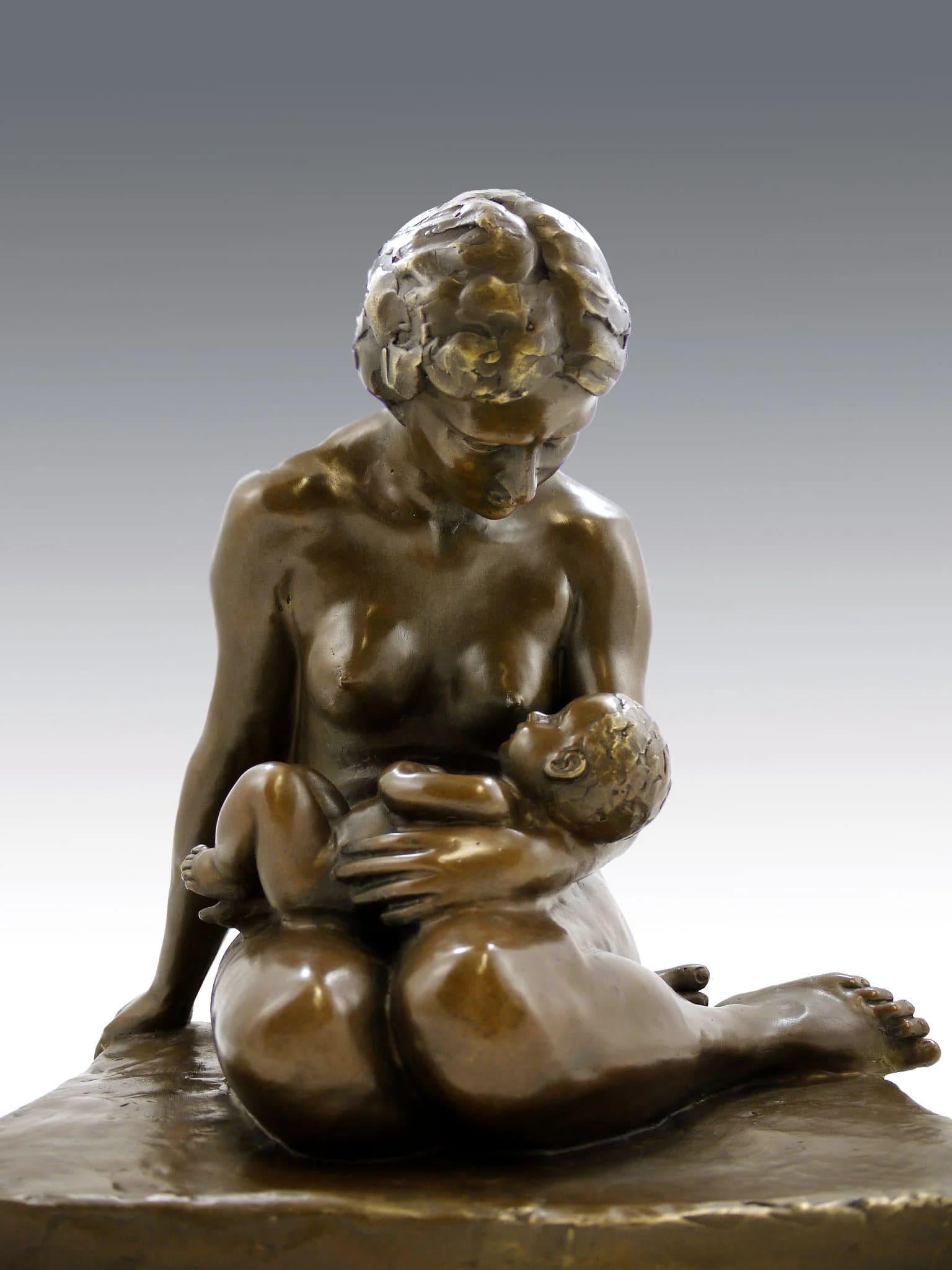 Bronzeskulptur, die eine Mutter mit Kind darstellt im Angebot 2