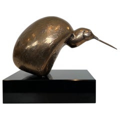 Scultura in bronzo raffigurante un uccello stilizzato su una base in marmo nero, firmata