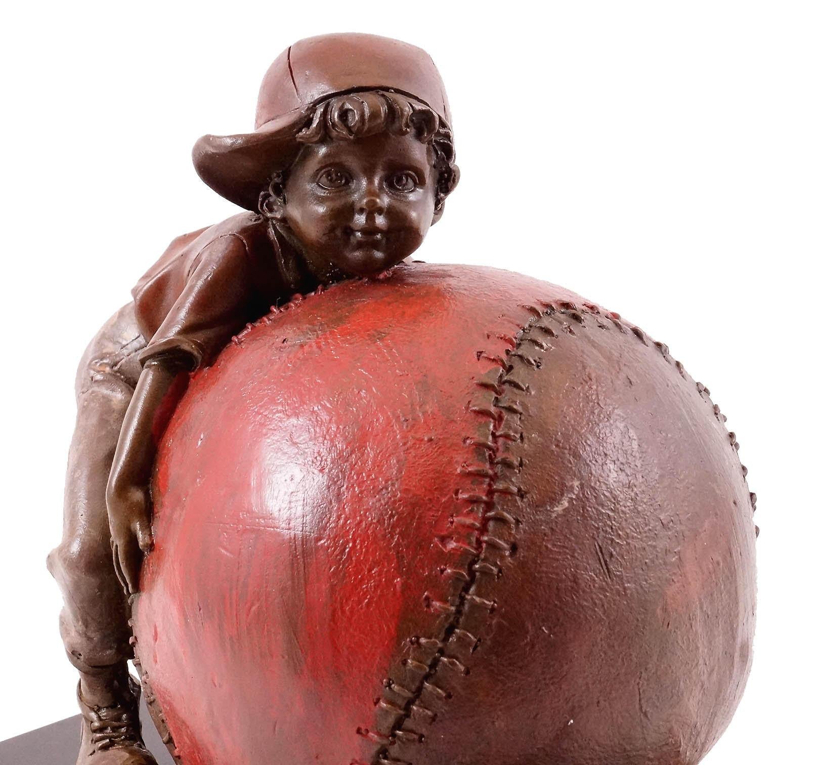 Bronzeskulptur des Kindes und der Freude am Baseball, 20. Jahrhundert. (Moderne der Mitte des Jahrhunderts) im Angebot