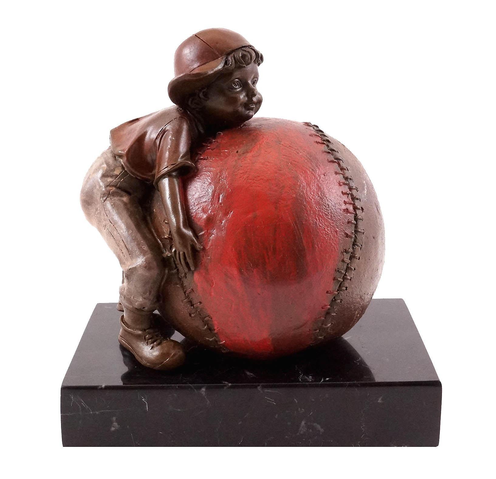 Bronzeskulptur des Kindes und der Freude am Baseball, 20. Jahrhundert. im Angebot 2