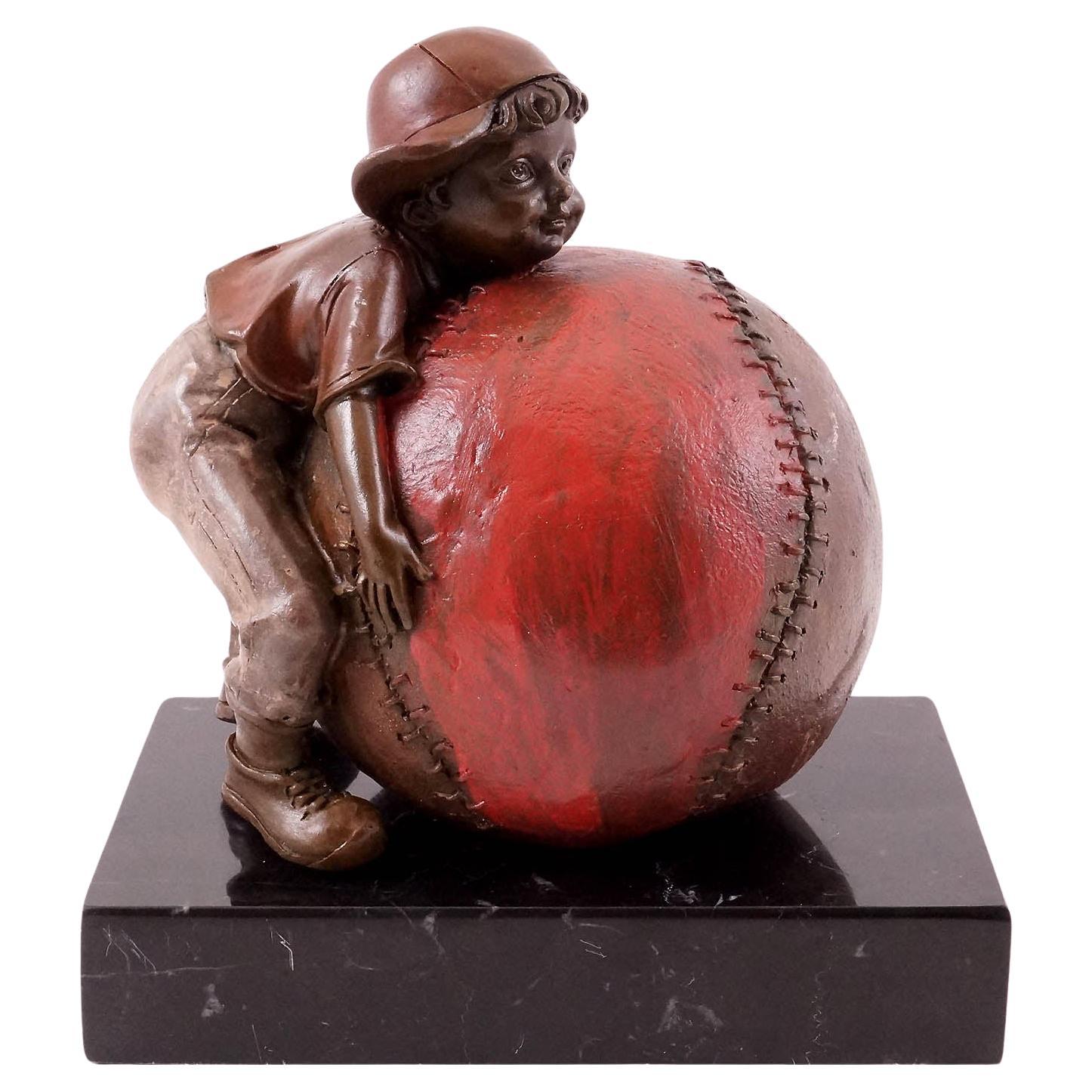 Bronzeskulptur des Kindes und der Freude am Baseball, 20. Jahrhundert. im Angebot