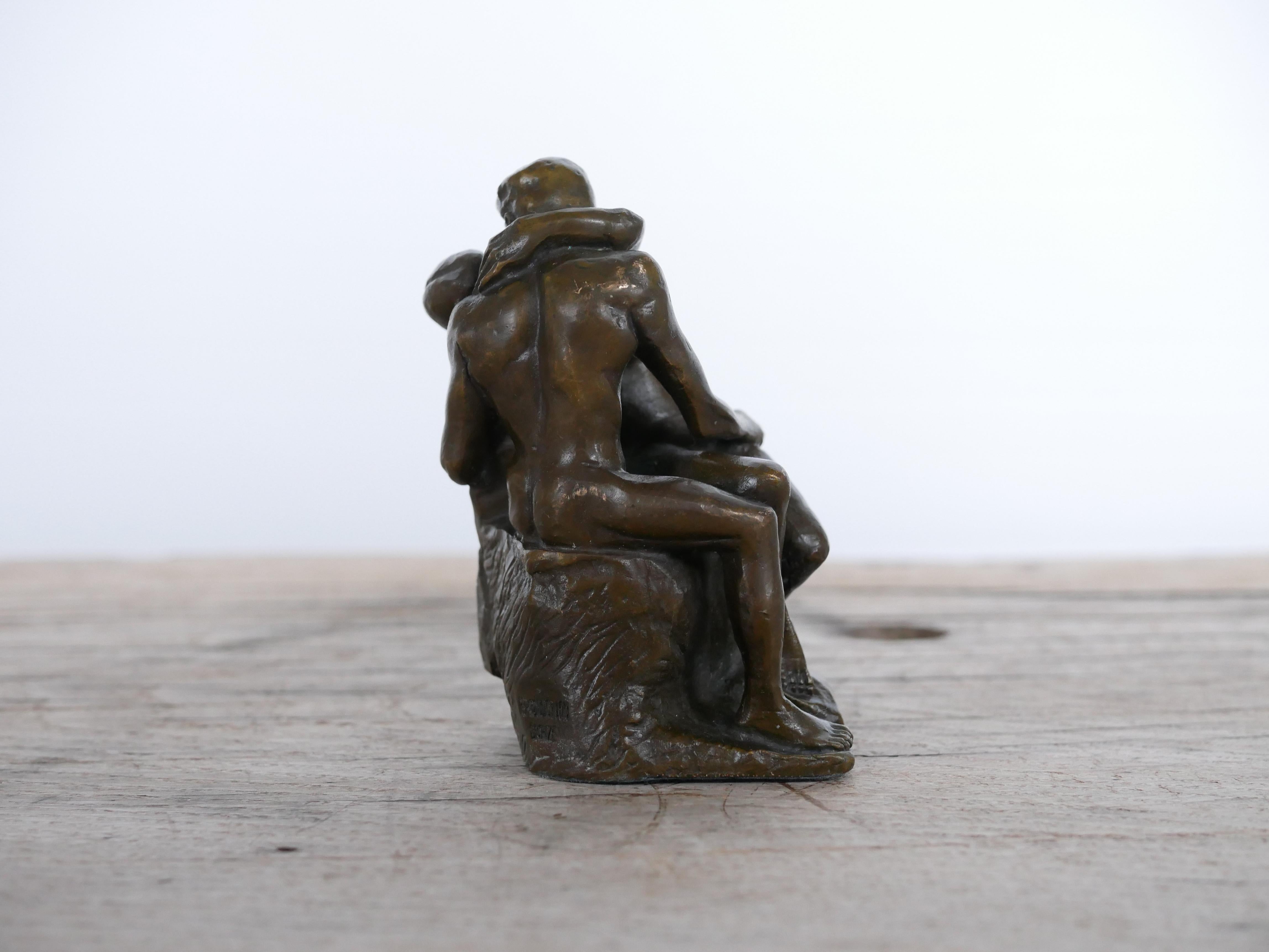 Bronzeskulptur nach dem Kuss von Rodin. 

Die berühmte Bronzeskulptur ist hübsch und poetisch und passt perfekt in eine aktuelle Dekoration. 
Sein rohes MATERIAL und seine schöne Patina verleihen ihm viel Eleganz und Charakter. 

Schöner Zustand,