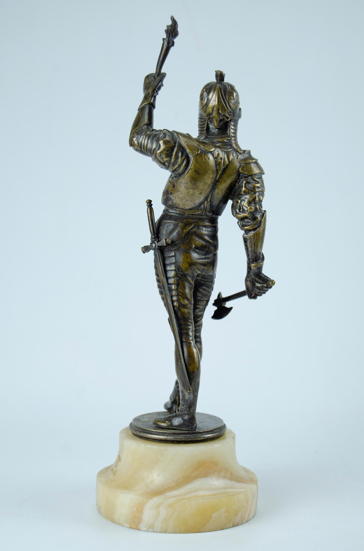 Sculpture en bronze soldat en armure
Onix base origine France
vers 1900
usure naturelle
Très bon état.
les mesures sont prises à la base.