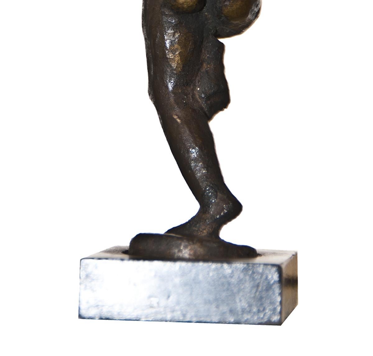 Passo di Danza es una escultura de bronce que representa a una Bailarina con base de madera. Firmado y fechado bajo la base. Certificado de autenticidad firmado por el artista. 

Giuseppe Mazzullo fue un artista y escultor italiano. Tras licenciarse