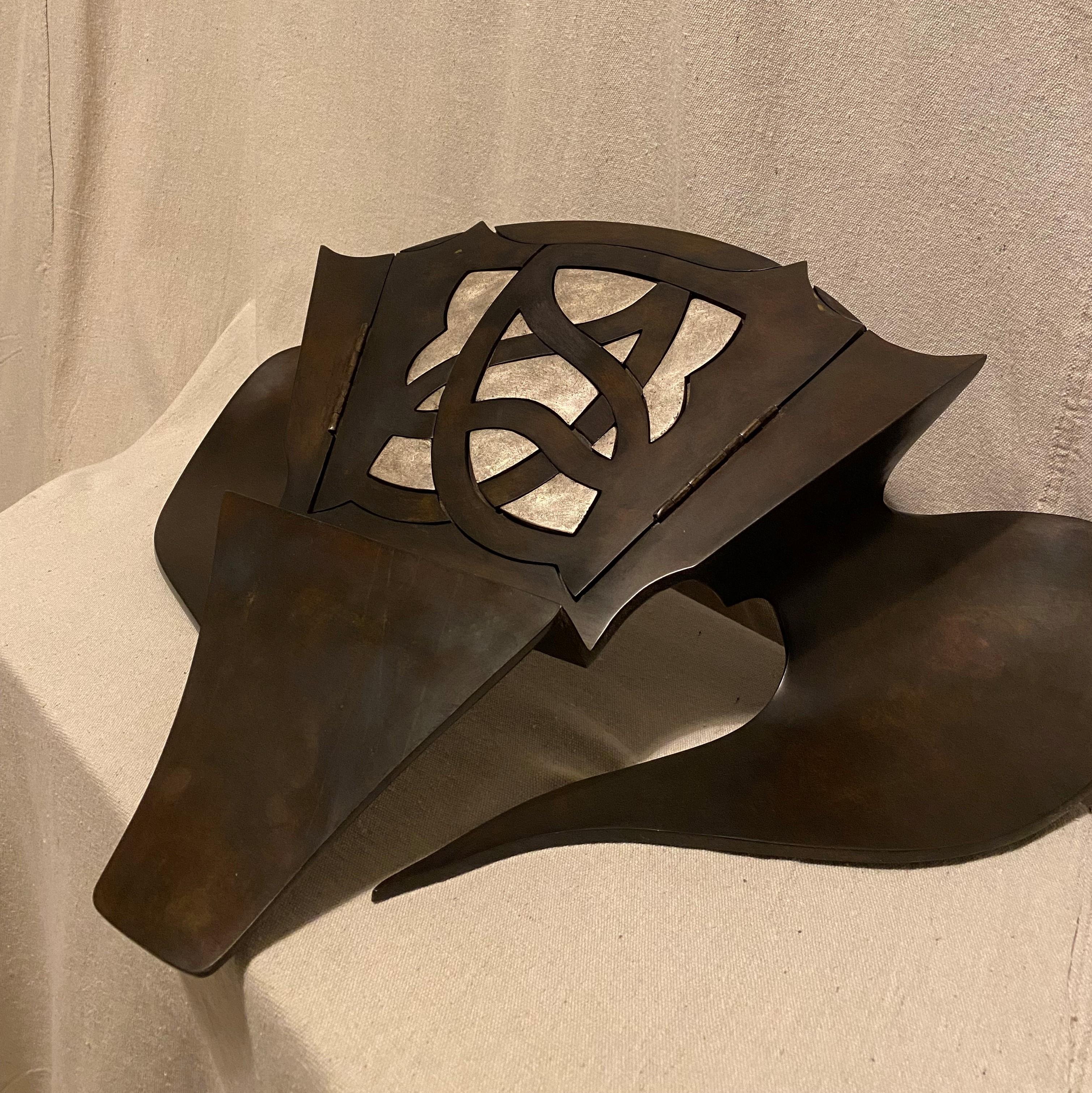 Poli Livre de conférence ou support de livre en sculpture en bronze « Yas », souvenirs de Batman en vente
