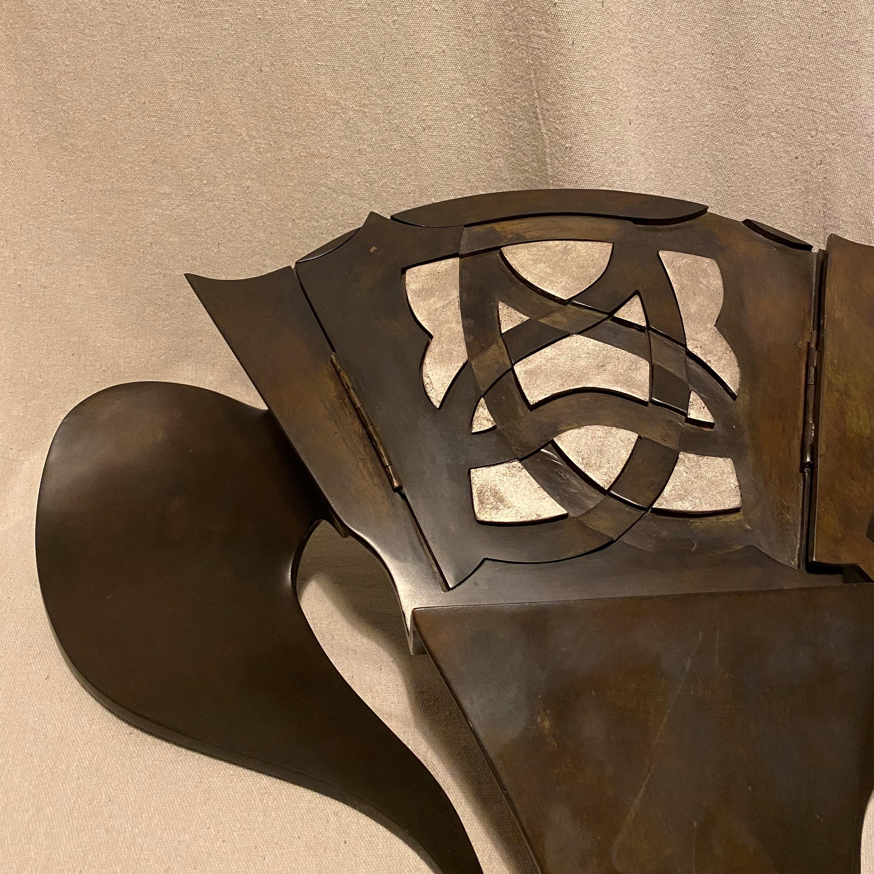 XXIe siècle et contemporain Livre de conférence ou support de livre en sculpture en bronze « Yas », souvenirs de Batman en vente