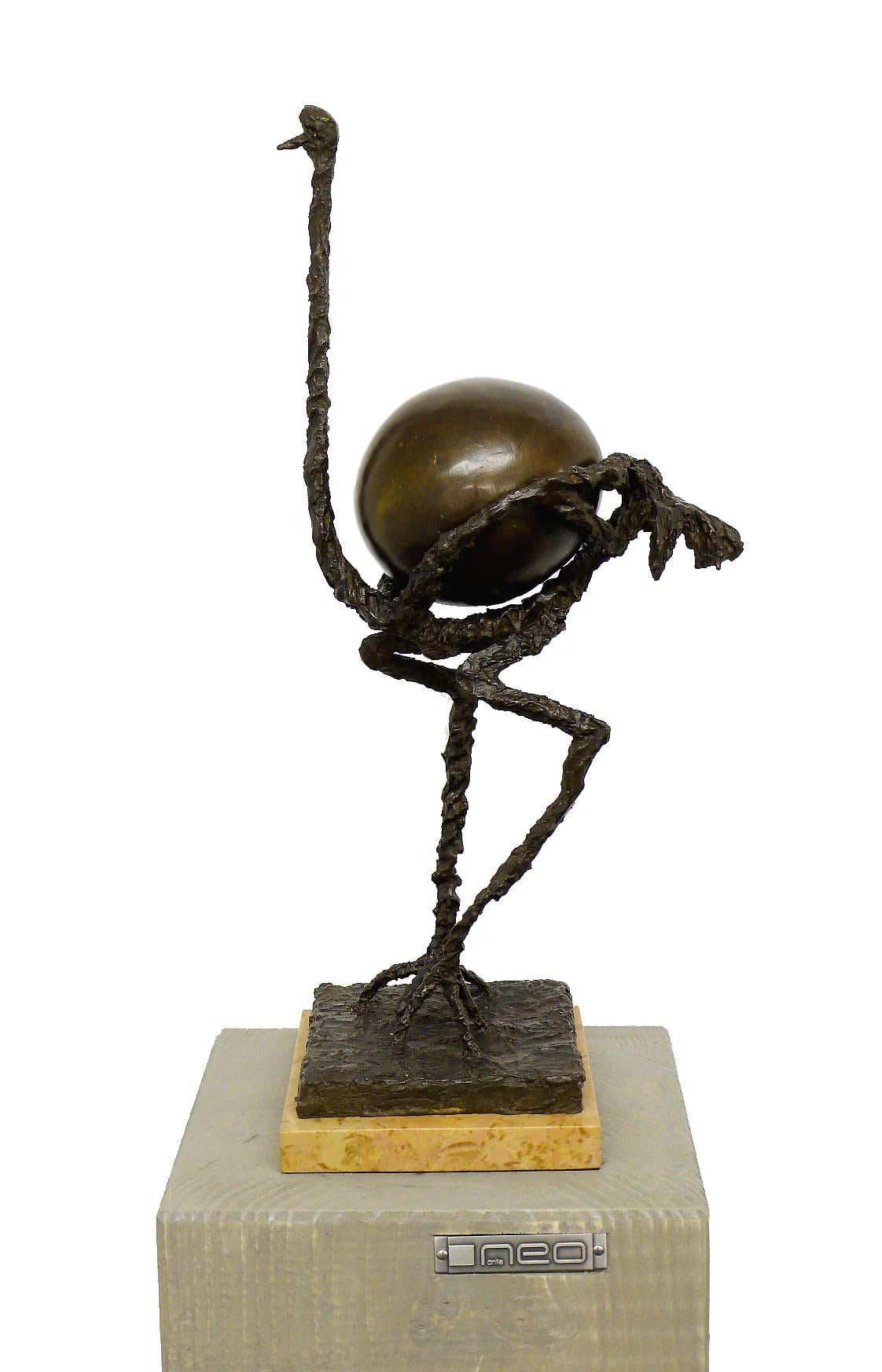 Questa scultura di Salvador Dalí, The Ostrich (2 Parts), è un'opera moderna in bronzo che raffigura uno struzzo stilizzato diviso in due sezioni collegate. Fusa in bronzo con una sottile patina che va dall'oro tenue al marrone più profondo, la
