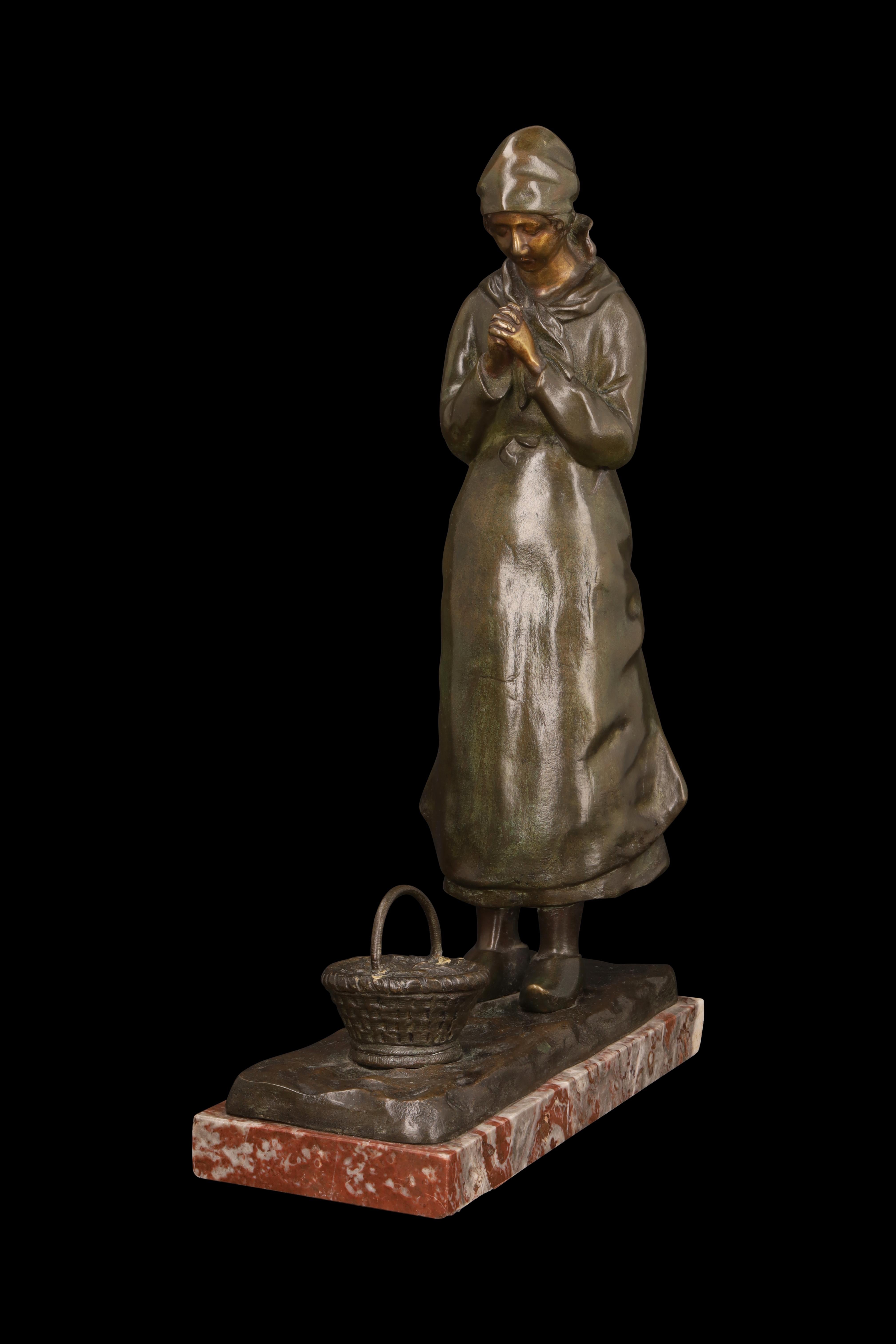1.	Descrizione del lavoro: 

Questa scultura in bronzo, intitolata La Prieuse (La preghiera), raffigura una giovane donna in preghiera, con le mani giunte e la testa leggermente chinata, in una posizione di contemplazione. Vestita con un semplice