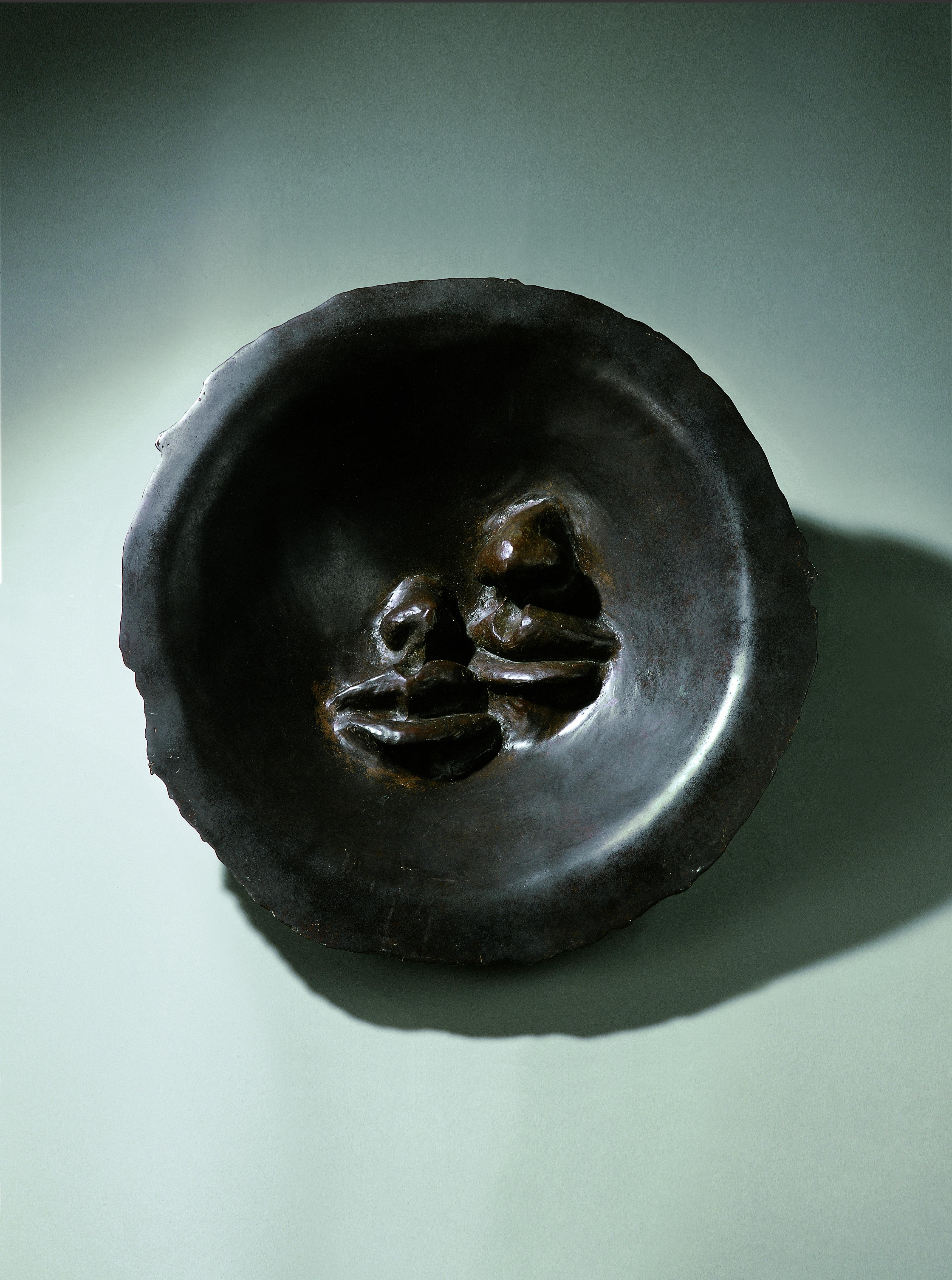 Bronze mit brauner Patina. Signiert auf der Rückseite 