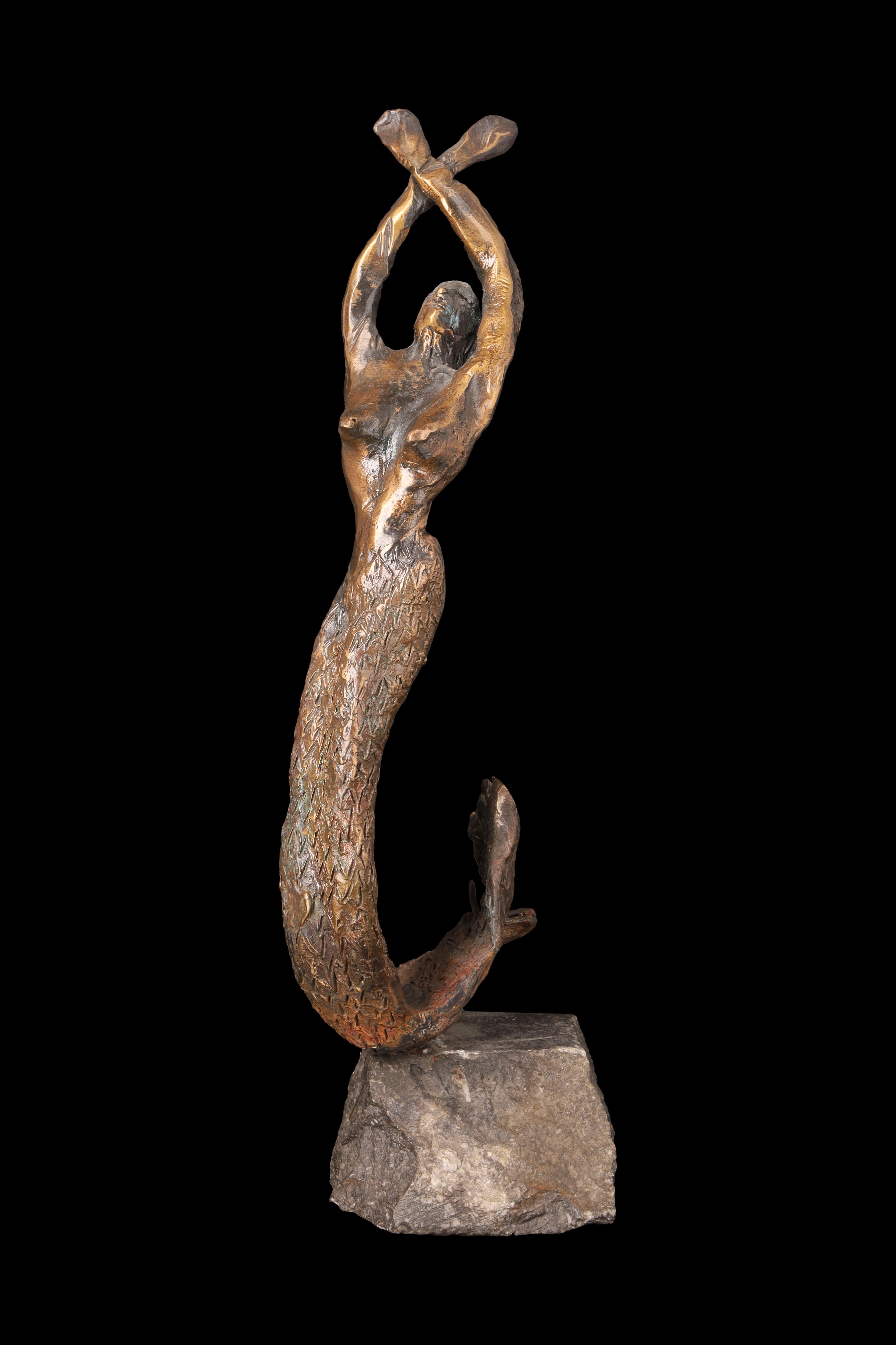 Description de l'œuvre d'art :

Cette sculpture captivante représente une sirène élancée émergeant de son socle de pierre brute dans une poussée verticale, les bras levés et croisés au-dessus de la tête. Coulée en bronze, elle marie la force et la
