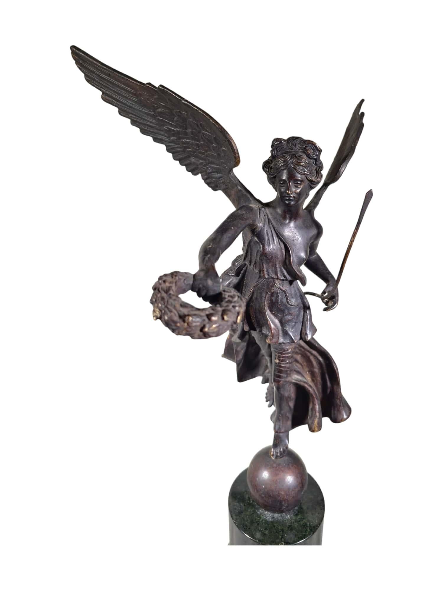 Sculpture en bronze - Victorie ailée de l'ère du Grand Tour en vente 5