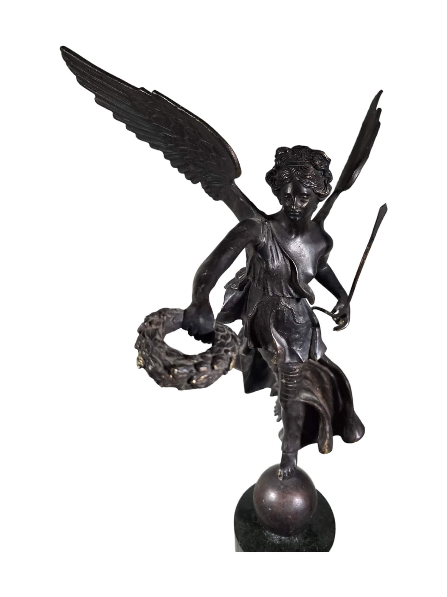 Sculpture en bronze - Victorie ailée de l'ère du Grand Tour en vente 6