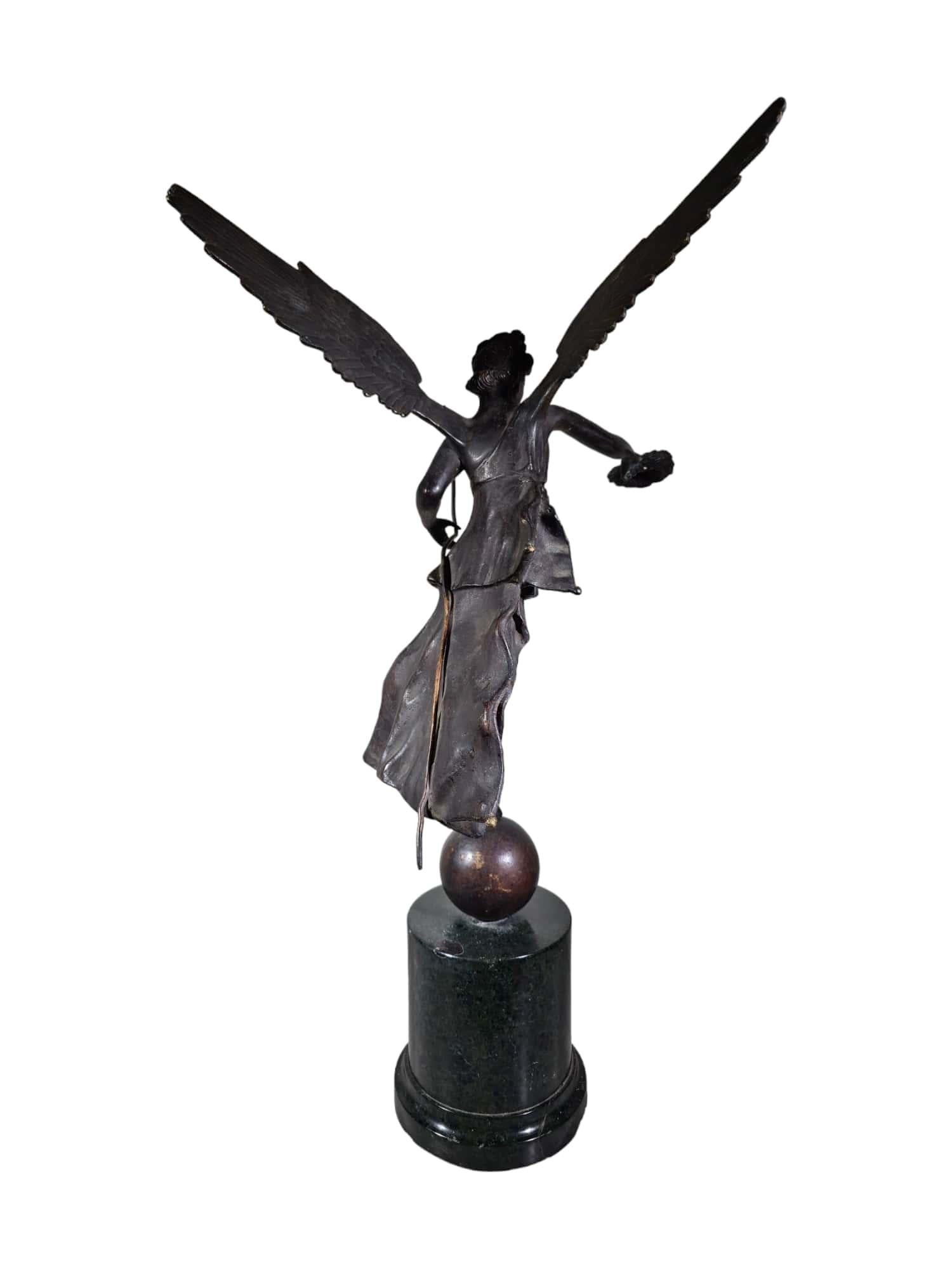 Sculpture en bronze - Victorie ailée de l'ère du Grand Tour en vente 8