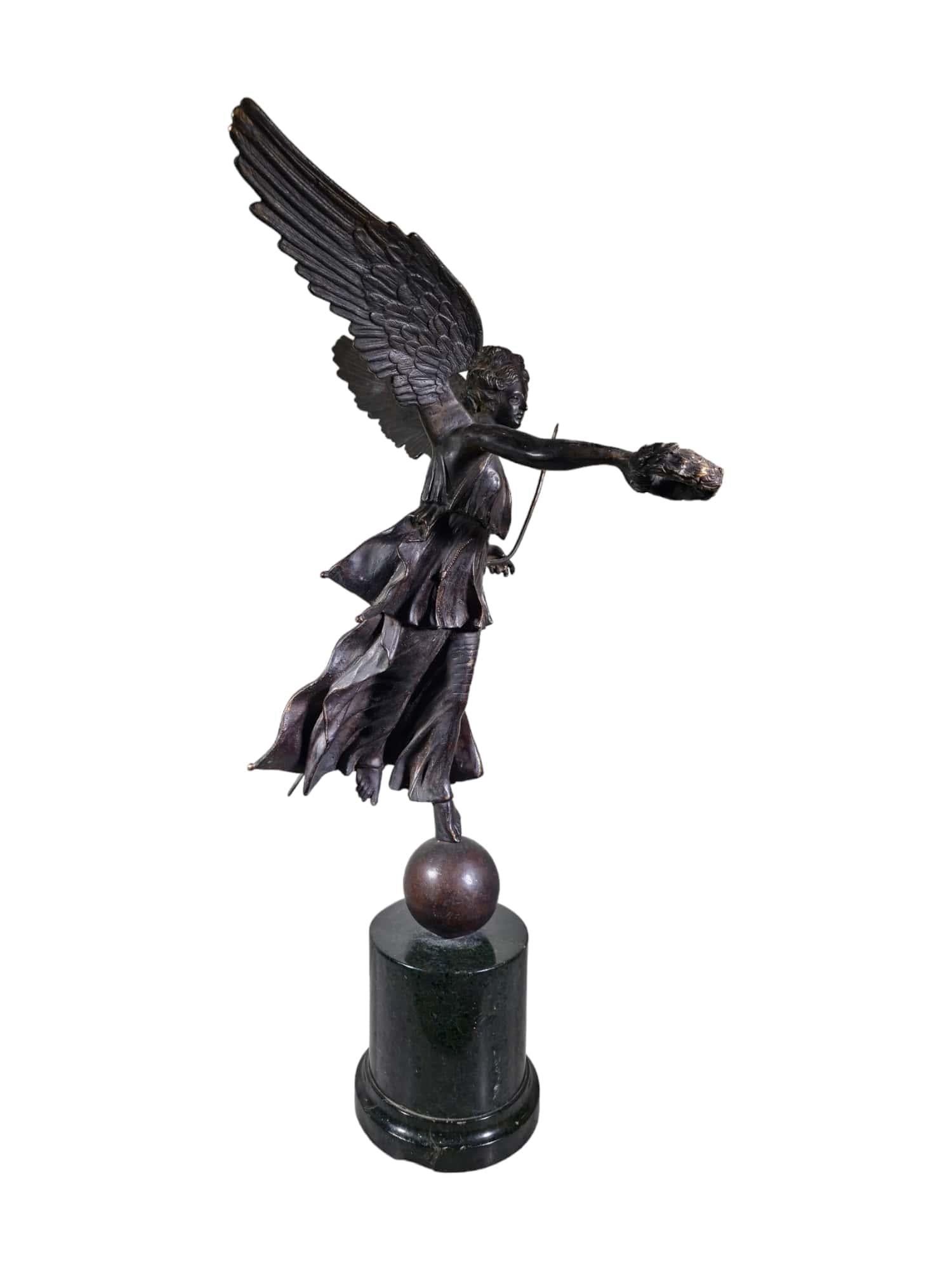 Sculpture en bronze - Victorie ailée de l'ère du Grand Tour en vente 9