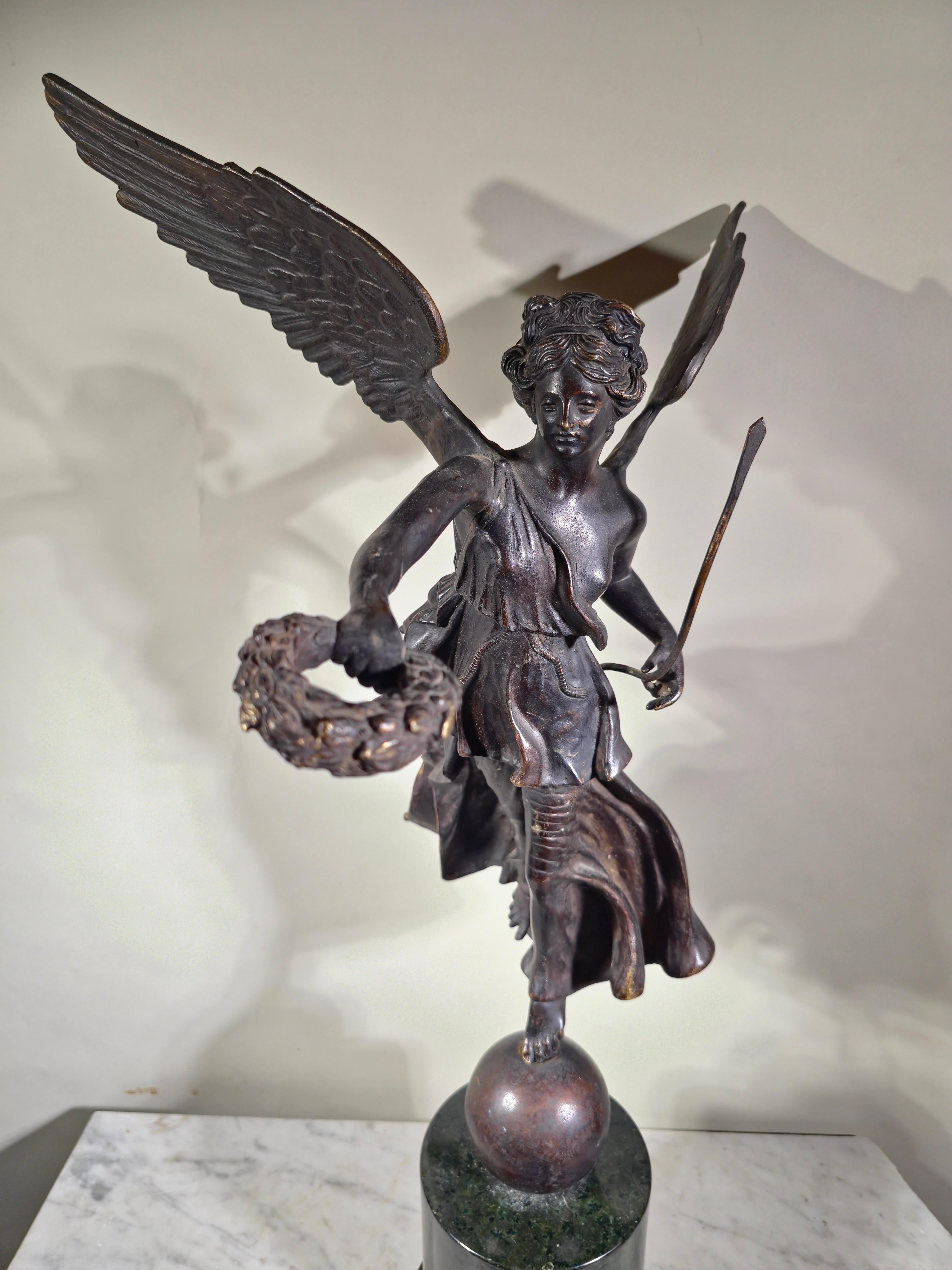 Fin du XIXe siècle Sculpture en bronze - Victorie ailée de l'ère du Grand Tour en vente
