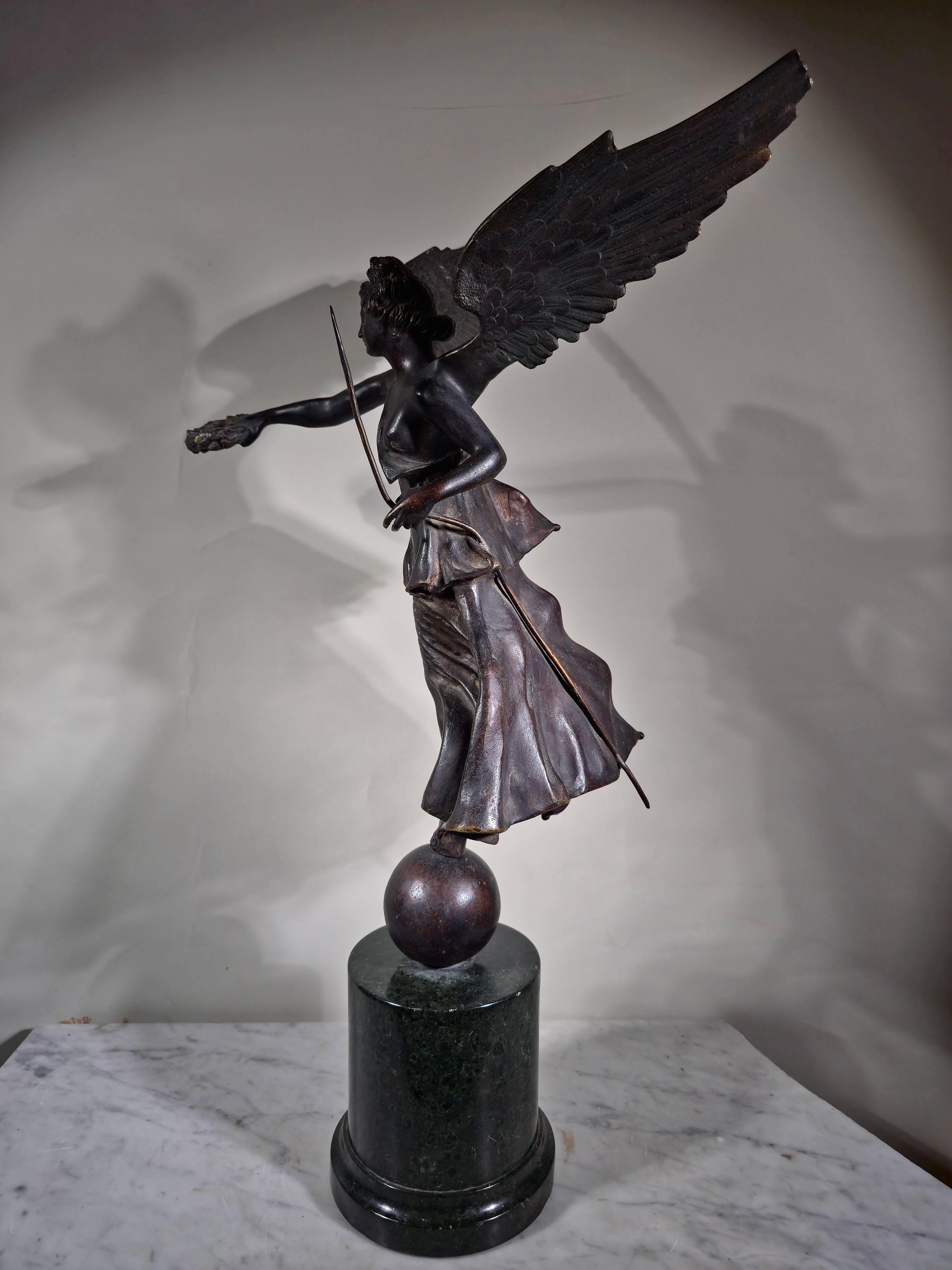 Sculpture en bronze - Victorie ailée de l'ère du Grand Tour en vente 2