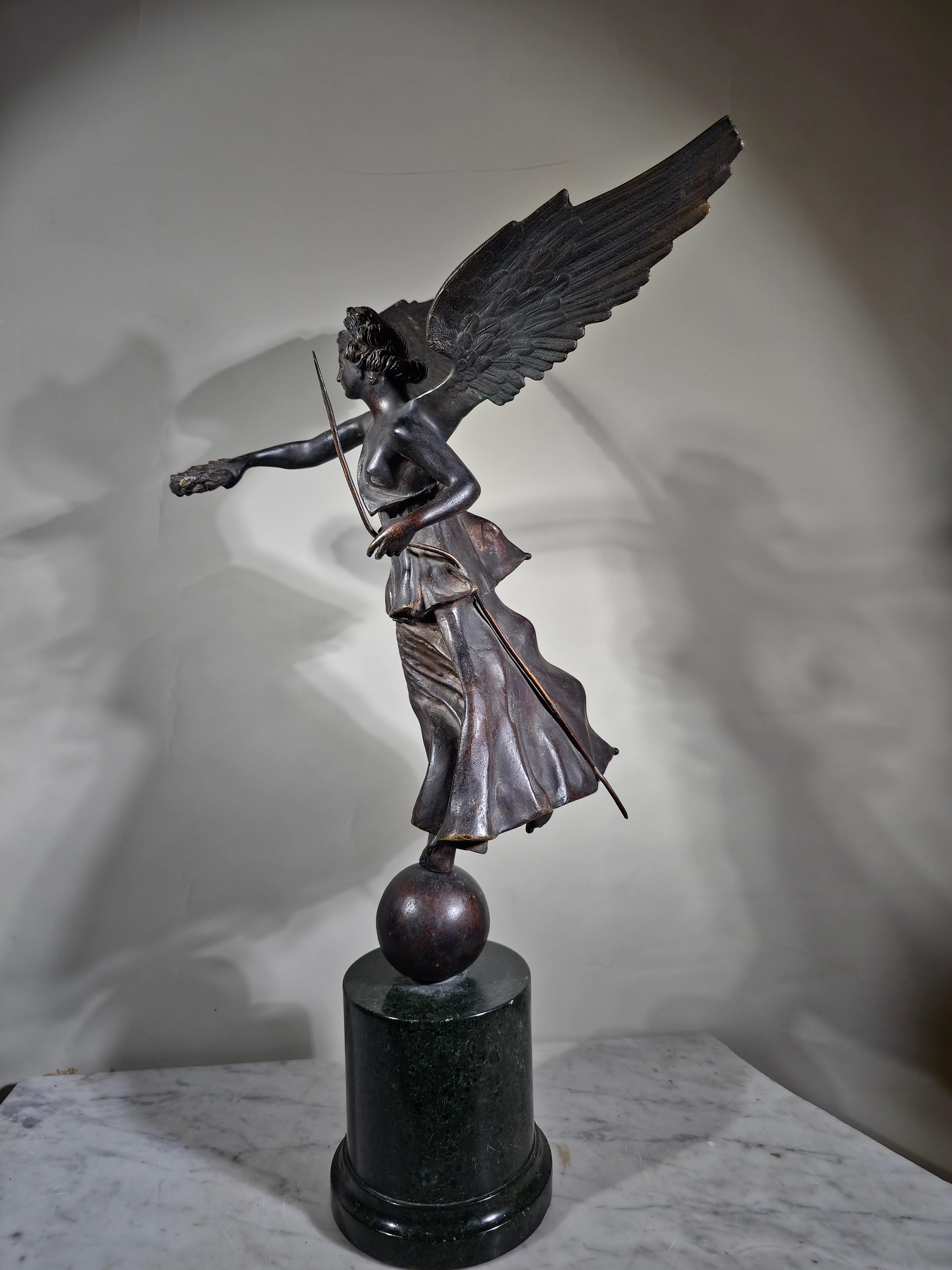 Sculpture en bronze - Victorie ailée de l'ère du Grand Tour en vente 3